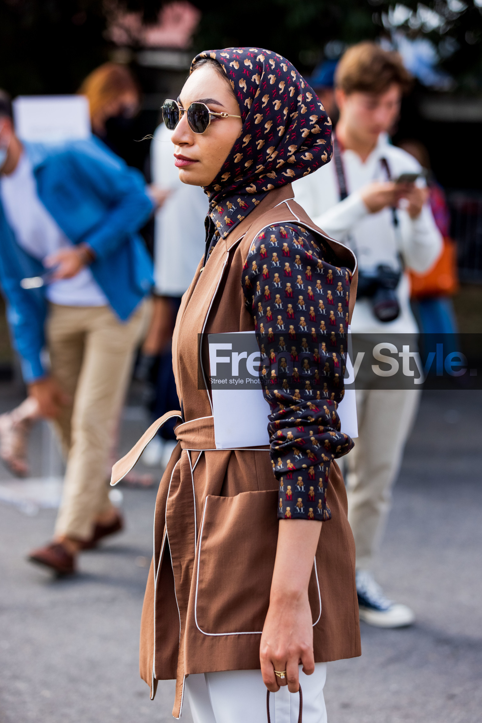 brown bag, brown jacket, facial mask, hood, maxmara bag, maxmara look, print, printed scarf, printed shirt, satin shirt, satined bag, scarf, sleveless blazer, sleveless jacket, sunglasses, white pants, fashion week, frenchystyle, FW, jonathan paciullo, street style, MFW, MILAN, SPRING SUMMER 2022, SS 22, vertical, atmosphere details, detail