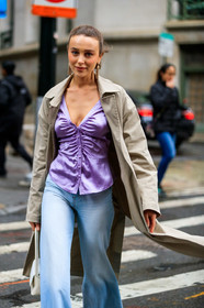 mary leest, lilac shirt, lilac top, satin shirt, satin top, drape shirt, low necked shirt, light beige trench coat, light blue trench coat, white leather bag, hand bag, animal skin bag, mini bag, dangling earrings, golden earrings, fringe earrings, denim, fashion week, frenchystyle, FW, jonathan paciullo, street style, AUTUMN WINTER 2020-2021, FALL WINTER 2020-2021, FW 20-21, vertical, atmosphere details, detail, NYFW, NEW YORK