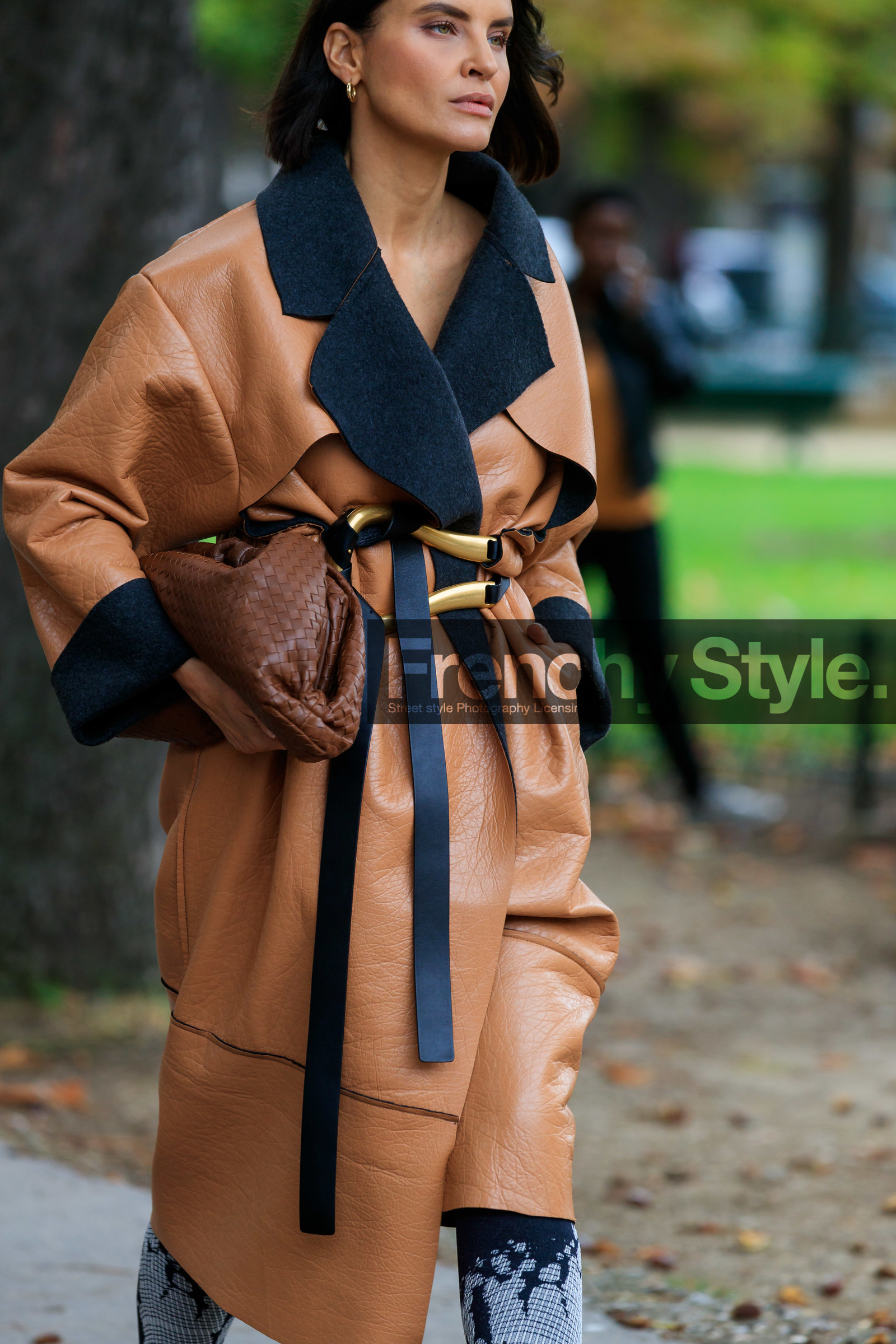 bottega veneta bag, bottega veneta look, bottega veneta coat, bottega veneta belt, camel leather coat, oversize coat, belted coat, black leather belt, brown leather clutch, brown leather bag, plaited bag, plaited leather bag, fashion week, frenchystyle, FW, jonathan paciullo, street style, SPRING SUMMER 2020, SS 20, PFW, PARIS, vertical, atmosphere details, detail