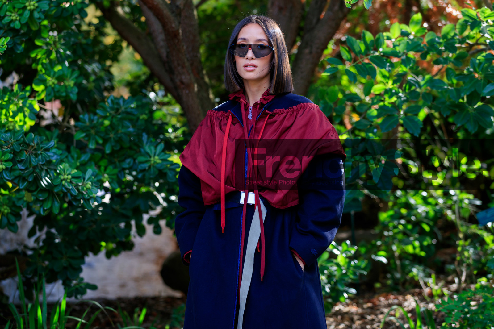 alexandra guerain, navy blue coat, red coat, lacoste coat, lacoste total look, belted coat, raincoat, futurist shape sunglasses, PARIS, PFW, SPRING SUMMER 2020, SS 20, fashion week, frenchystyle, FW, jonathan paciullo, street style, horizontal, atmosphere details, detail