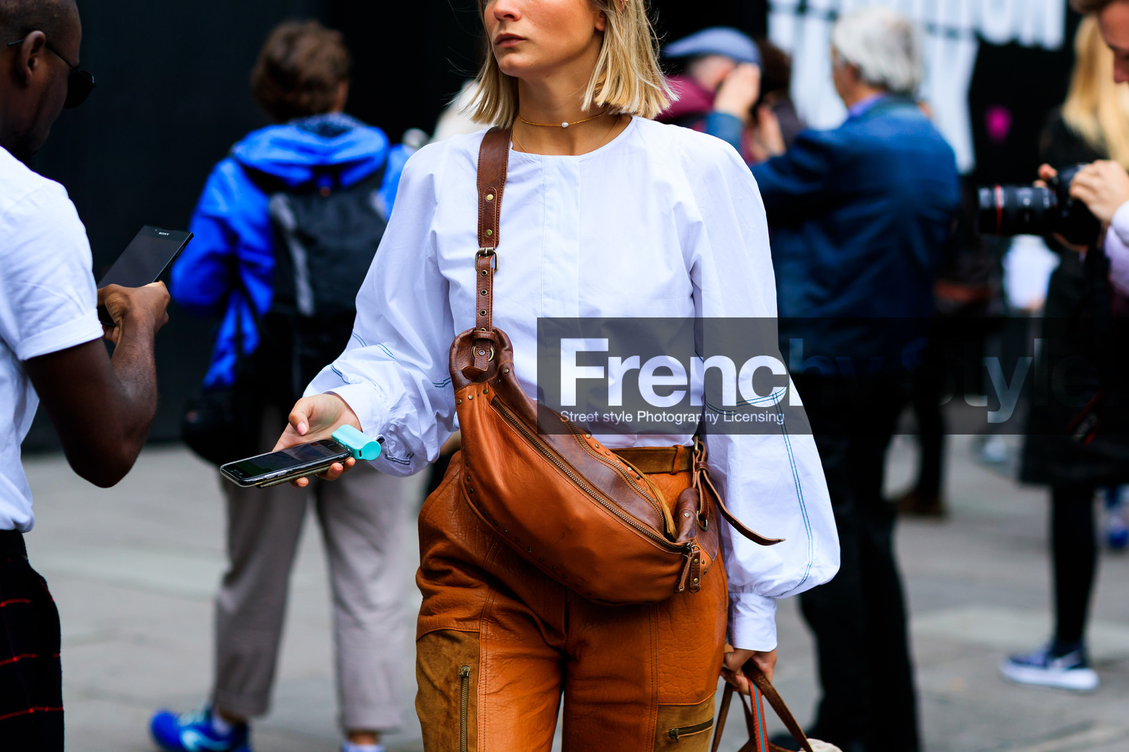 brown bag, brown pants, fanny pack, iphone, leather bag, leather pants, trousers, white shirt, fashion week, frenchystyle, FW, jonathan paciullo, street style, LFW, LONDON, SPRING SUMMER 2019, SS 19, atmosphere details, horizontal, detail