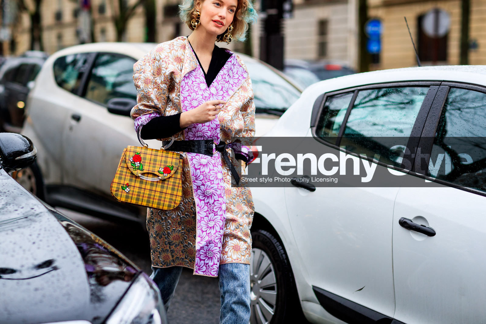 atmosphere details, AUTUMN WINTER 2017-2018, AW 17-18, black belt, blue denim, checked bag, chinese print, denim pants, detail, dyed hair, earrings, FALL WINTER 2017-2018, fashion week, floral, flower, frenchystyle, FW, FW 17-18, graphic bag, horizontal, japanese print, jeans, jonathan paciullo, leather bag, leather belt, PARIS, PFW, pink jacket, plaid, printed bag, printed jacket, street style, tartan, trousers, yellow bag, zanita whittington
