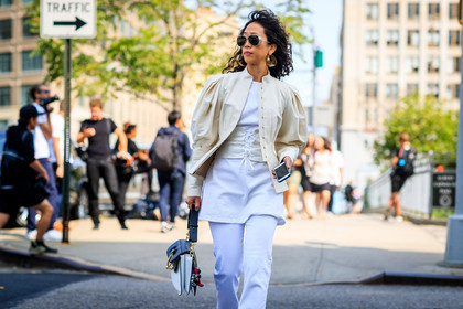 atmosphere details, black bag, corset, denim pants, detail, fashion week, frenchystyle, FW, horizontal, jeans, jonathan paciullo, jw anderson, leather bag, leather shoes, NEW YORK, NYFW, SPRING SUMMER 2018, SS 18, street style, sunglasses, tone on tone, total look white, trousers, white denim, white jacket, white shoes, white sweater