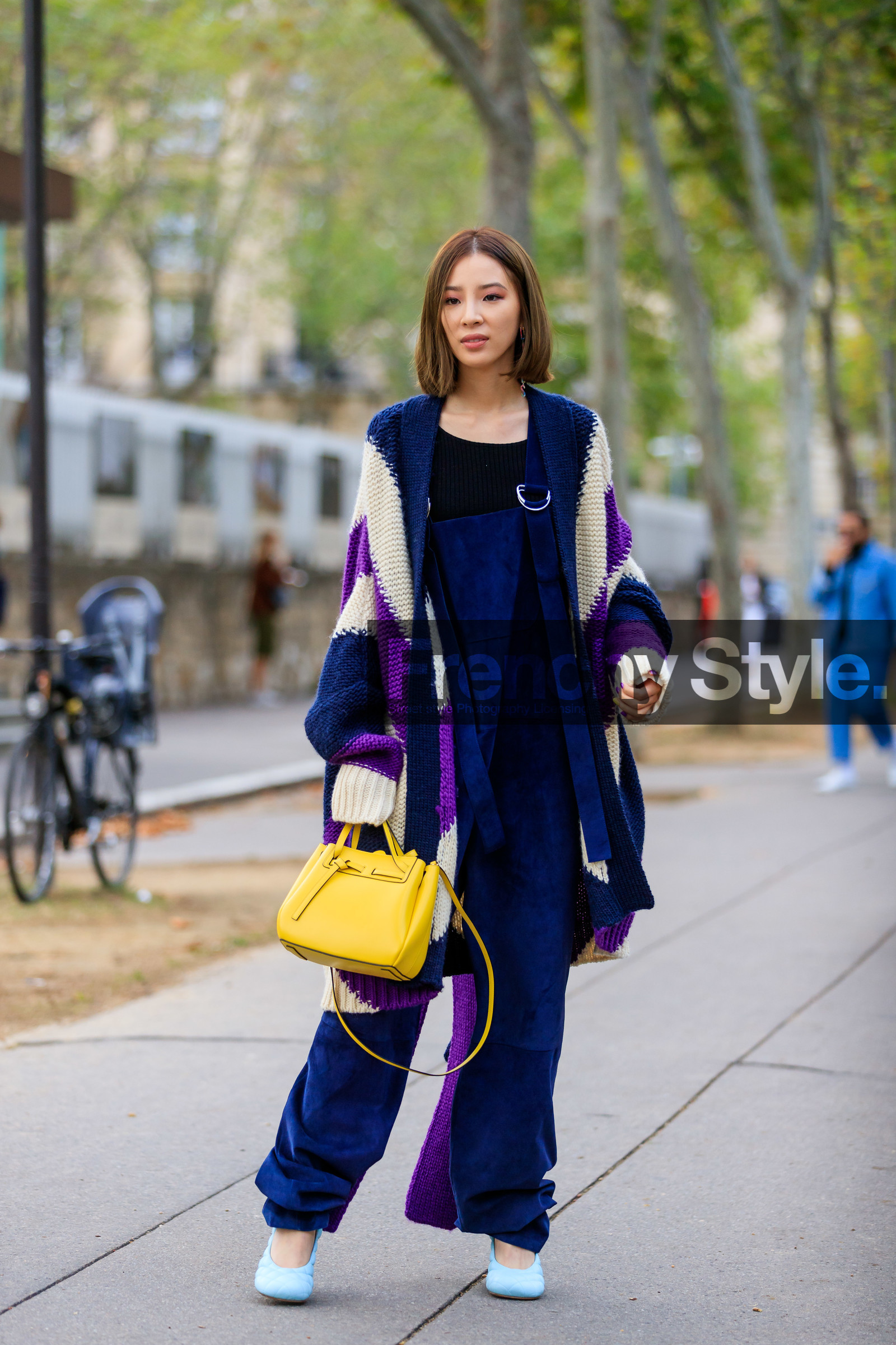loewe bag, yellow leather bag, navy blue jumpsuit, suede jumpsuit, oversize cardigan, long cardigan, navy blue cardigan, purple cardigan, white cardigan, light blue leather shoes, quilted shoes, bottega veneta shoes, fashion week, frenchystyle, FW, jonathan paciullo, street style, SPRING SUMMER 2020, SS 20, PFW, PARIS, vertical, full length