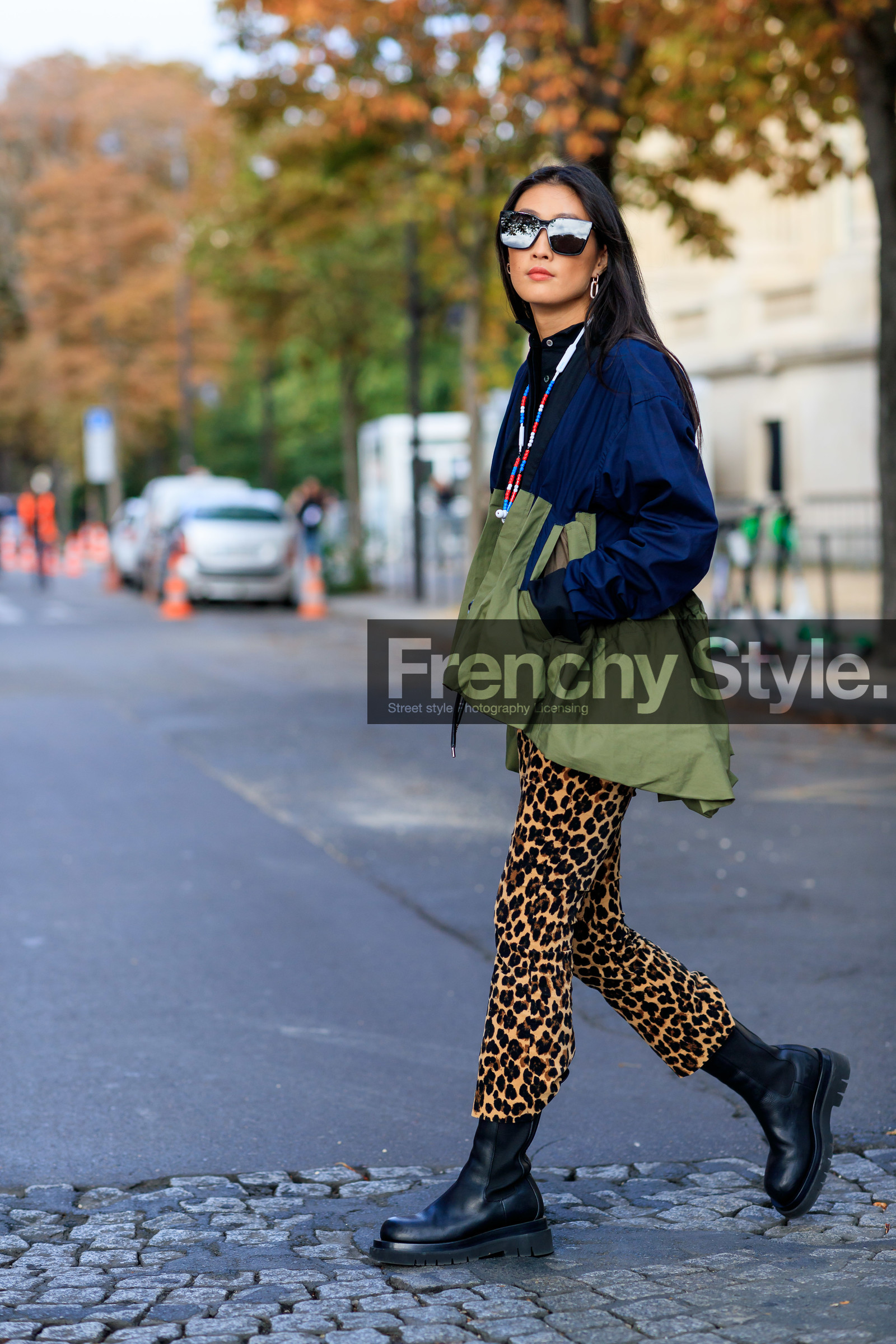 justine lee, kaki jacket, navy blue jacket, zipped jacket, raincoat, leopard printed pants, black sunglasses, big sunglasses, square shape glasses, big sole boots, flat boots, chelsea boots, black leather boots, sacai necklace, airpod, PARIS, PFW, SPRING SUMMER 2020, SS 20, fashion week, frenchystyle, FW, jonathan paciullo, street style, vertical, full length