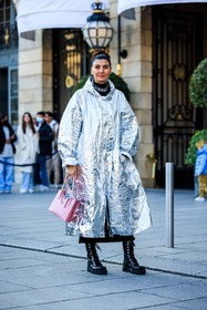 metallic trench, silver trench, oversized trench, black turtleneck, combat boots, black boots, pastel pink handbag, jewel necklace, giovanna battaglia, street style, jonathan paciullo, FW, frenchystyle, fashion week, AUTUMN WINTER 2022-2023, FALL WINTER 2022_2023, FW 22-23, PFW, PARIS, full length, vertical
