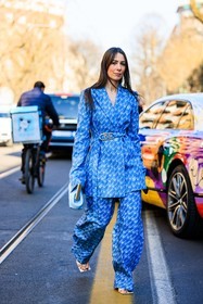 fendi pouch, blue pouch, blue fendi suit, full fendi look, printed pants, dark blue pants, printed blazer, blue blazer, fendi logo bag, oversized pants, oversized blazer, white sandals, blue look, alice barbier, alice & j.s, fashion week, frenchystyle, FW, jonathan paciullo, street style, MFW, MILAN, FALL WINTER 2022_2023, AUTUMN WINTER 2022-2023, FW 22-23, vertical, full length