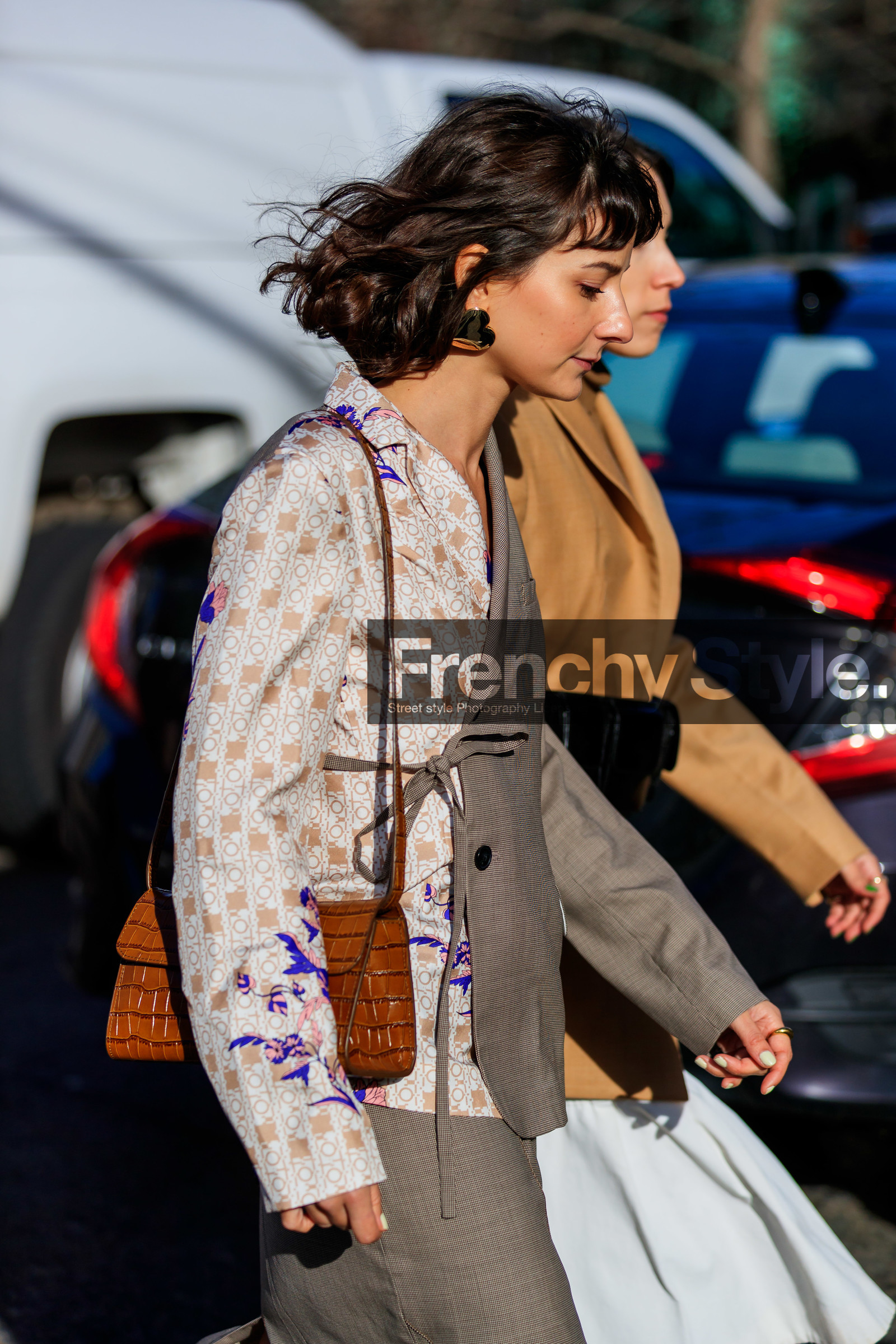 alyssa coscarelli, brown bag, brown jacket, brown skirt, graphic bag, graphic shirt, leather bag, printed bag, printed shirt, white shirt, street style, jonathan paciullo, frenchystyle, NYFW, NEW YORK, AUTUMN WINTER 2019-2020, AW 19-20, FALL WINTER 2019-2020, FW 19-20, fashion week, FW, vertical, atmosphere details, detail