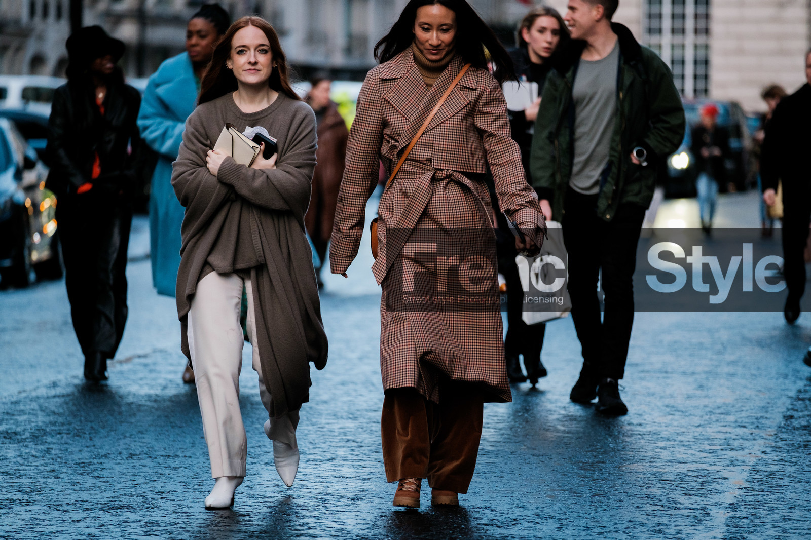 Libby Jane Page, elizabeth von der goltz, kaki cape, kaki pullover, woolen cape, knitwear, white leather clutch, white pants, white leather boots, checked coat, belted coat, brown coat, beige coat, beige pullover, turtleneck pullover, brown pants, velvet pants, fashion week, frenchystyle, FW, jonathan paciullo, street style, LFW, LONDON, AUTUMN WINTER 2020-2021, FALL WINTER 2020-2021, FW 20-21, horizontal, atmosphere details, full length