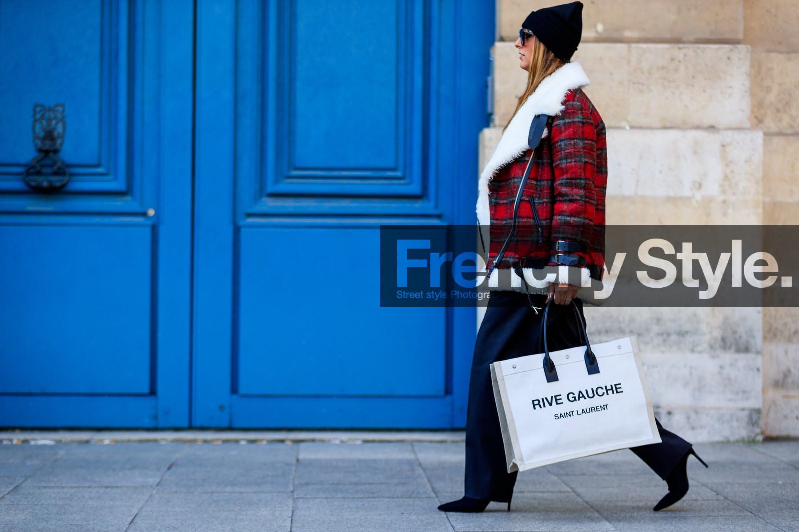 black beanie, black pants, black shoes, checked, graphic bag, graphic jacket, high heels, leather bag, leather shoes, plaid, printed bag, printed jacket, red jacket, saint laurent paris, shearling, sunglasses, tartan, tote bag, trousers, white bag, street style, jonathan paciullo, FW, frenchystyle, fashion week, PFW, PARIS, AUTUMN WINTER 2018-2019, FALL WINTER 2018-2019, FW 18-19, horizontal, atmosphere details, full length