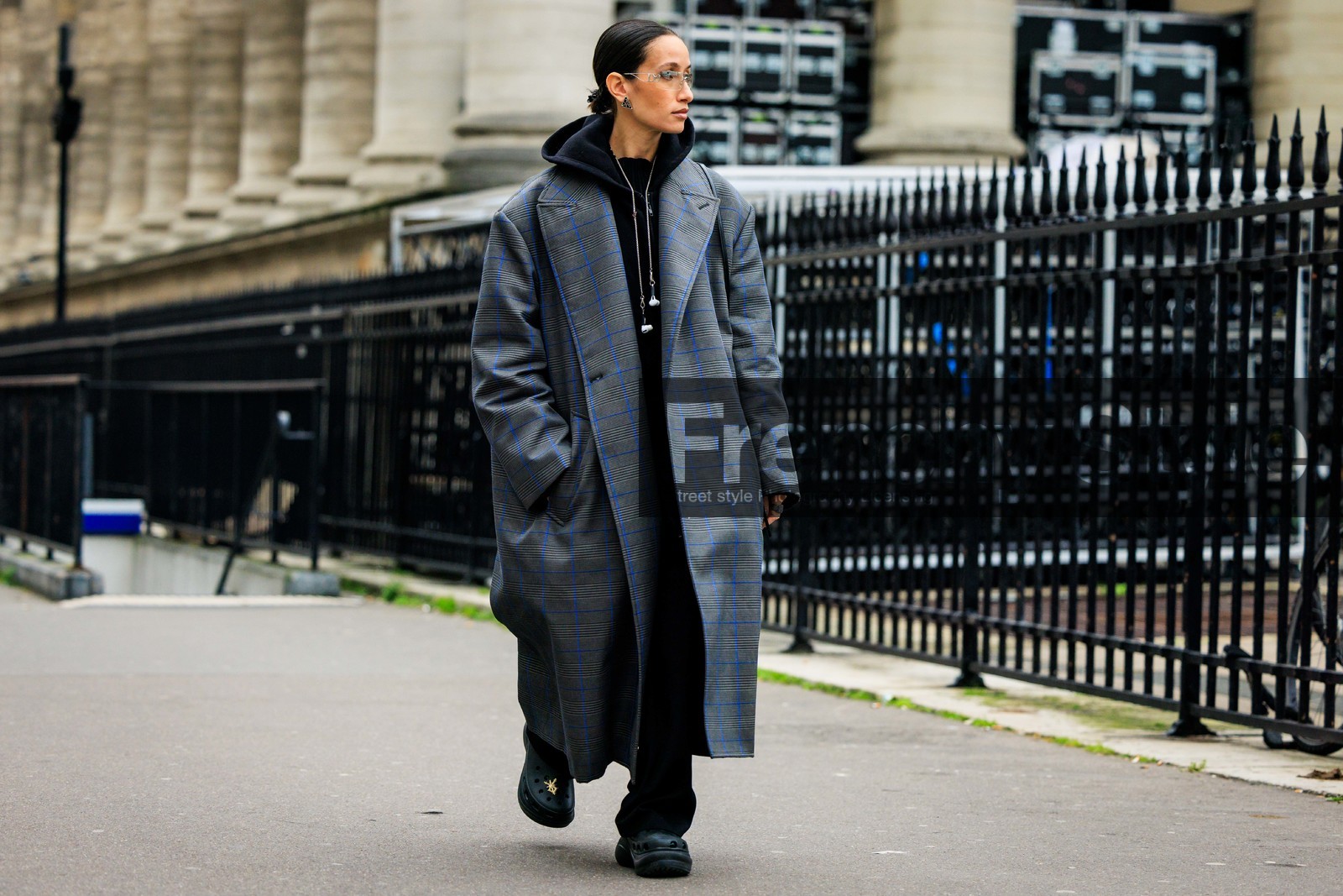 oversized coat, black hoodiee, grey coat, plaid coat, black trousers, black boots, bottega veneta shoes, long necklace, golden loops, transparent glasses, fashion week, frenchystyle, FW, jonathan paciullo, street style, PFW, PARIS, menswear, AUTUMN WINTER 2022-2023, FALL WINTER 2022-2023, FW 22-23, full length, horizontal