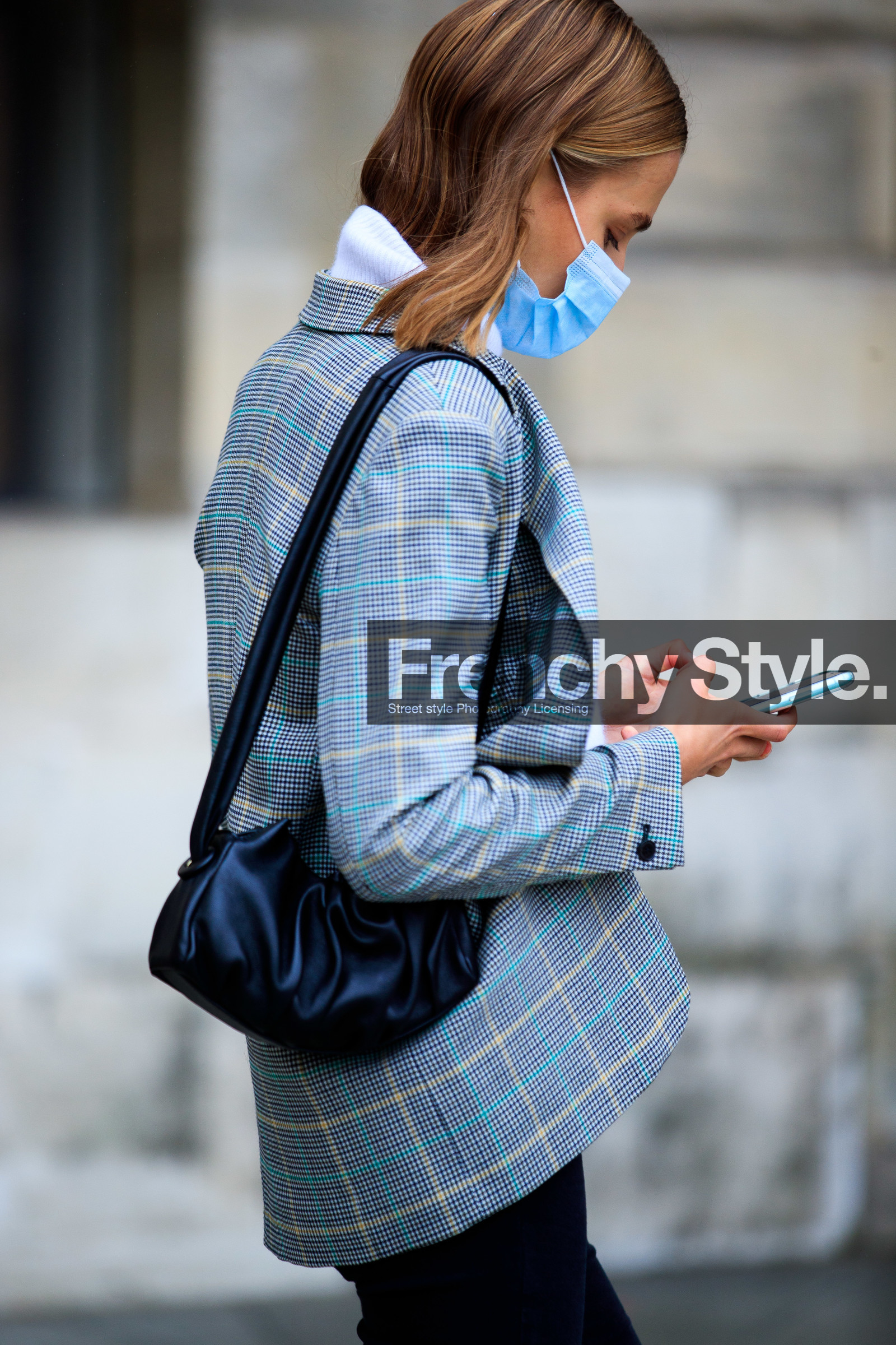 checked jacket, grey jacket, black leather bag, shoulder bag, bag detail, close up detail, covid face mask, fashion week, frenchystyle, FW, jonathan paciullo, street style, PFW, PARIS, SPRING SUMMER 2021, SS 21, vertical, atmosphere details, detail