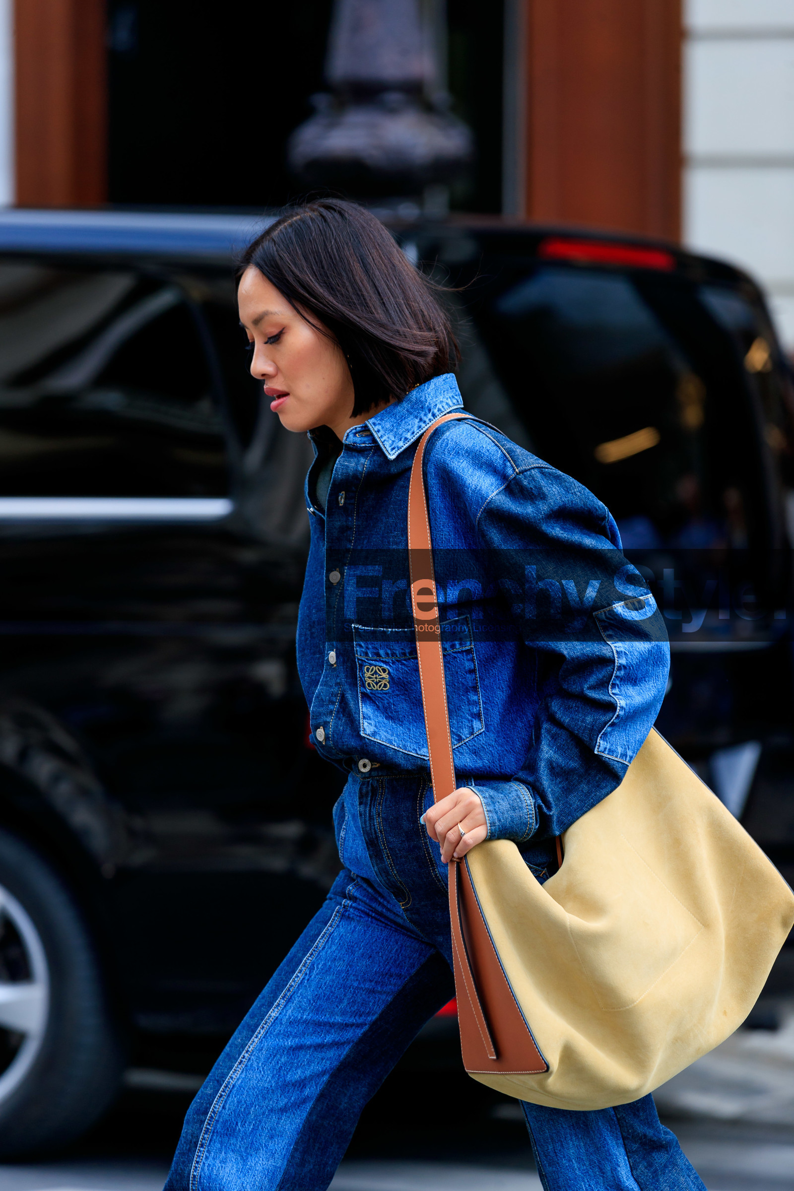 Tiffany Hsu, loewe bag, loewe pants, loewe shirt, denim, denim shirt, blue jeans, beige leather bag, camel leather bag, big bag, shoulder bag, fashion week, frenchystyle, FW, jonathan paciullo, street style, SPRING SUMMER 2020, SS 20, PFW, PARIS, vertical, atmosphere details, detail