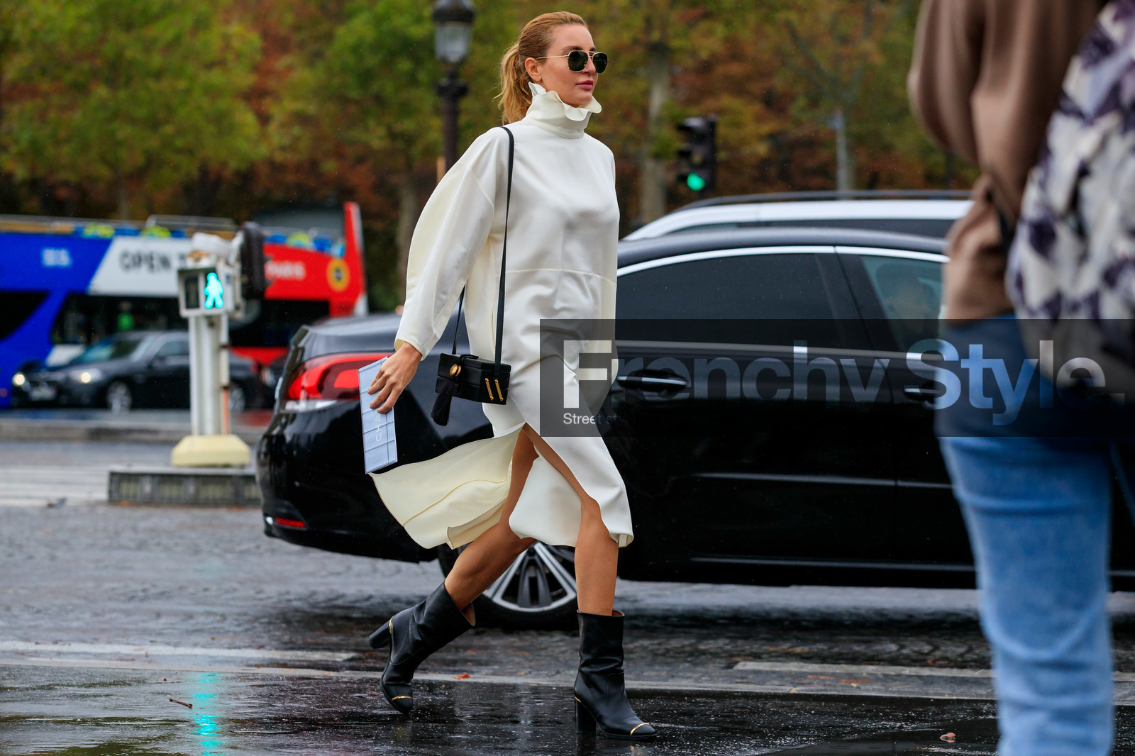 ece sukan, black leather boots, high heels boots, low boots, white dress, long dress, long sleeves dress, high collar dress, ruffle dress, black bag, box bag, aviator sunglasses, metalic frame sunglasses, split dress, silk dress, PARIS, PFW, SPRING SUMMER 2020, SS 20, fashion week, frenchystyle, FW, jonathan paciullo, street style, horizontal, atmosphere details, full length