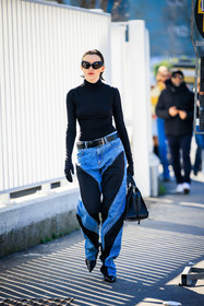 mugler jeans, black tutrleneck, black gloves, mugle denim jeans, dual toned jeans, black handbag, leather handbag, black sunglasses, pointy shoes, black stilettos, fashion week, frenchystyle, FW, jonathan paciullo, street style, MFW, MILAN, AUTUMN WINTER 2022-2023, FALL WINTER 2022_2023, FW 22-23, vertical, full length