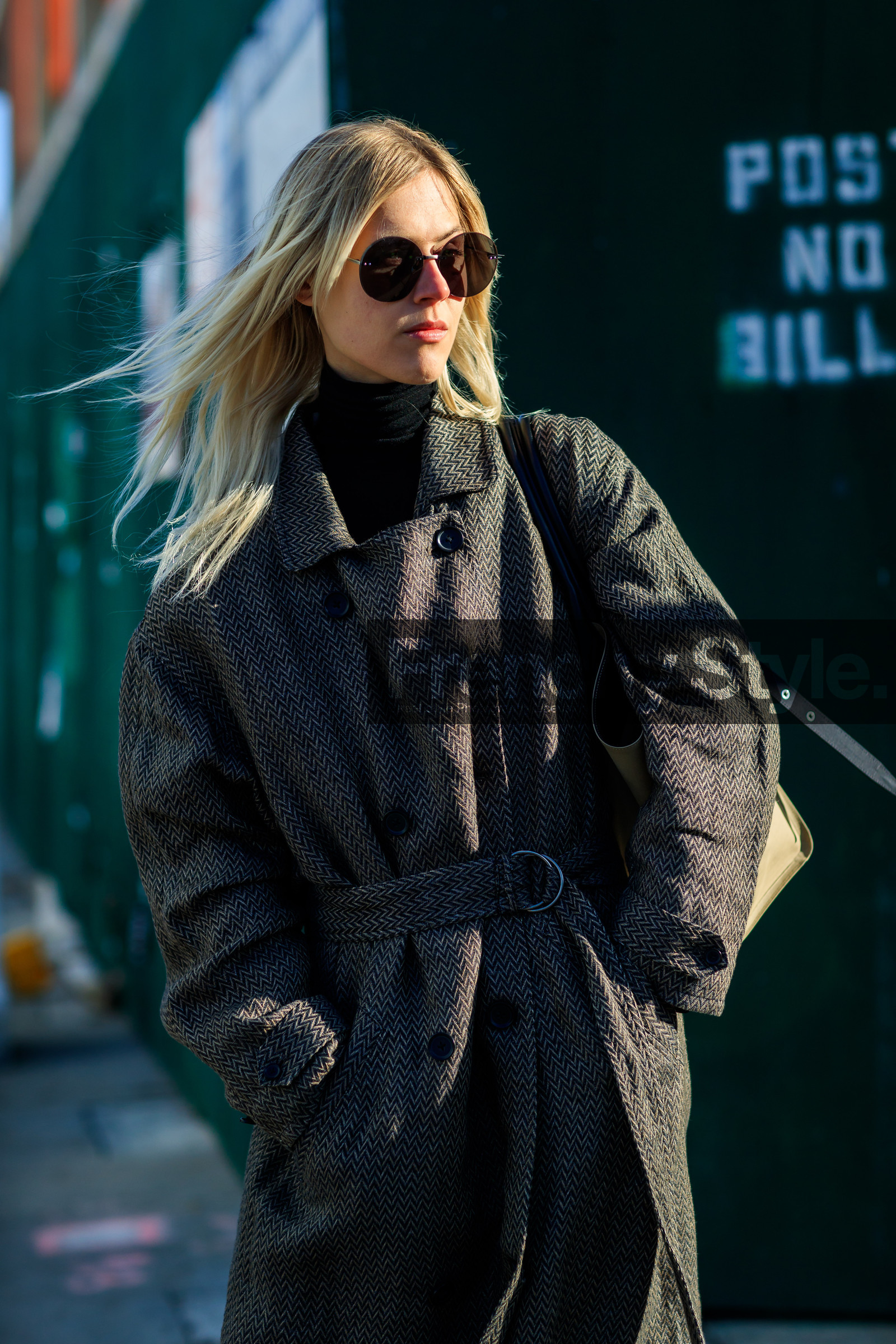 grey coat, sunglasses, street style, jonathan paciullo, FW, frenchystyle, fashion week, NYFW, NEW YORK, AUTUMN WINTER 2018-2019, AW 18-19, FALL WINTER 2018-2019, FW 18-19, vertical, atmosphere details, detail, linda tol