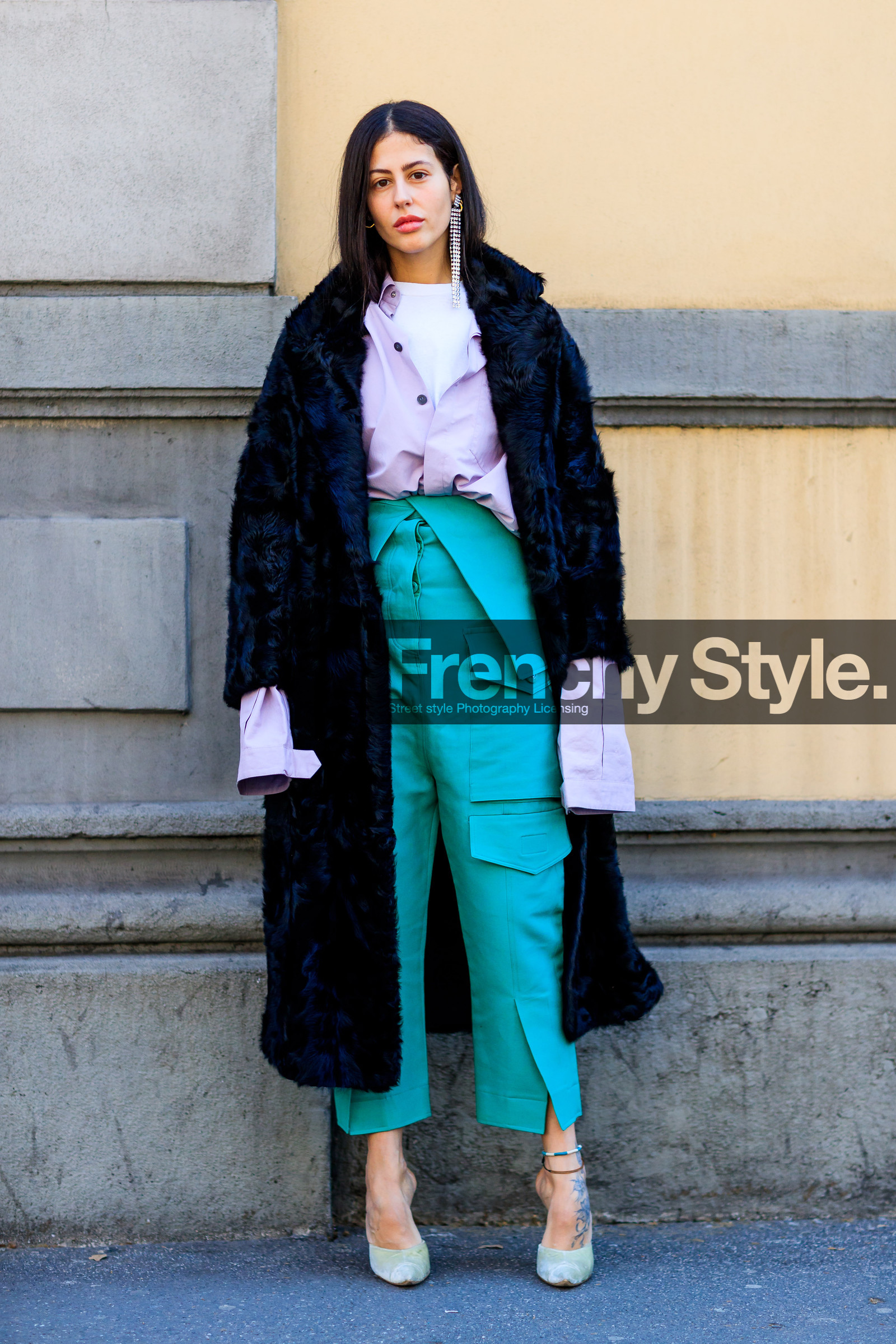 AUTUMN WINTER 2017-2018, AW 17-18, black coat, black fur coat, earrings, FALL WINTER 2017-2018, fashion week, frenchystyle, full length, Fur coat, FW, FW 17-18, gilda ambrosio, green pants, green shoes, high waist, jonathan paciullo, leather shoes, MFW, MILAN, mules, pink shirt, street style, trousers, vertical