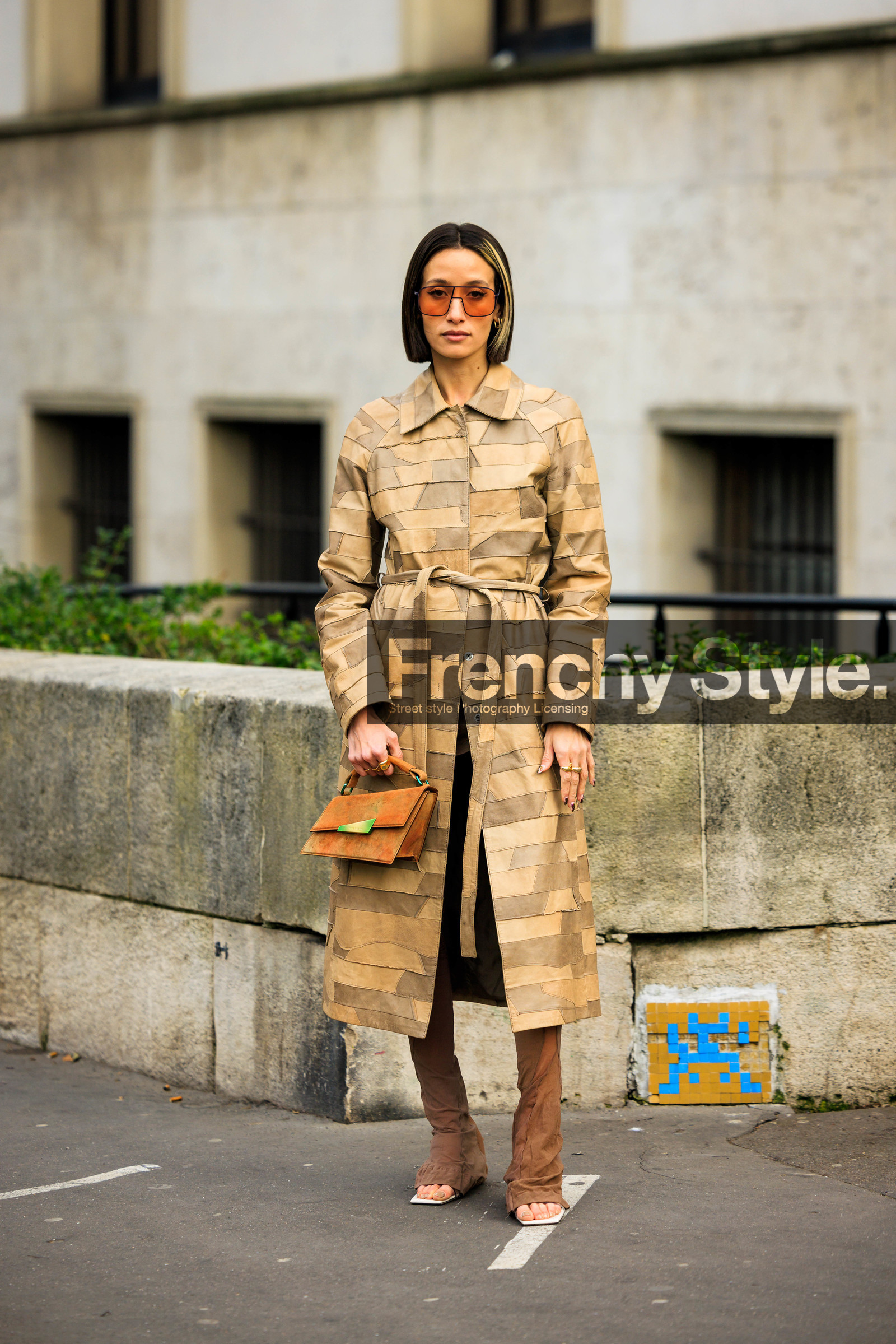 patched coat, pilot sunglasses, short hair, brown handbag, leather handbag, beige coat, leather coat, brown trousers, white sandals, alexandra guerain, street style, jonathan paciullo, FW, frenchystyle, fashion week, AUTUMN WINTER 2022-2023, FALL WINTER 2022_2023, FW 22-23, PFW, PARIS, full length, vertical