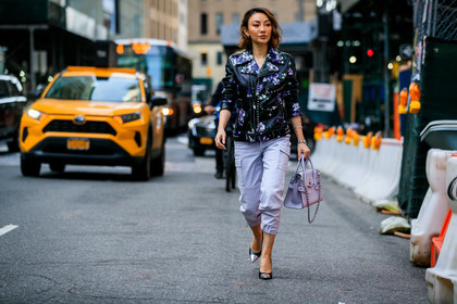 black leather perfecto, embroidered jacket, floral embroidered jacket, lilac pants, lilac bag, lilac leather bag, michael kors bag, silvered chain strap bag, hand bag, zipped jacket, multi pocket pants, cropped pants, silvered bracelet, silvered watch, silvered shoes, black leather shoes, bicolor shoes, studs jacket, purple pants, purple leather bag, purple jacket, lilac jacket, fashion week, frenchystyle, FW, jonathan paciullo, street style, NYFW, NEW YORK, AUTUMN WINTER 2020-2021, FALL WINTER 2020-2021, FW 20-21, horizontal, atmosphere details, full length