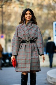 plaid coat, black red coat, black belt, bug buckle belt, black boots, highknee boots, red pouch, leather pouch, cat eye make up, street style, jonathan paciullo, FW, frenchystyle, fashion week, AUTUMN WINTER 2022-2023, FALL WINTER 2022_2023, FW 22-23, PARIS, PFW, vertical, detail