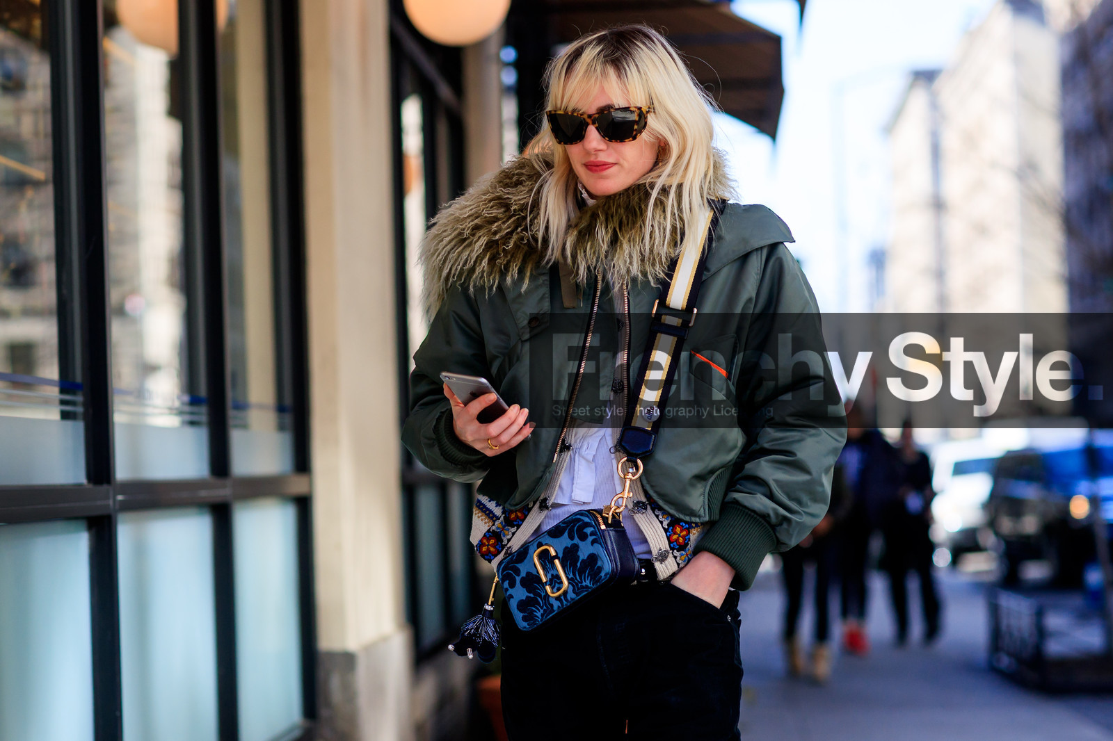 blue bag, bomber jacket, fur collar, graphic bag, green jacket, leather bag, printed bag, sunglasses, trousers, street style, jonathan paciullo, FW, frenchystyle, fashion week, NYFW, NEW YORK, AUTUMN WINTER 2018-2019, AW 18-19, FALL WINTER 2018-2019, FW 18-19, atmosphere details, horizontal, detail, phoebe arnold