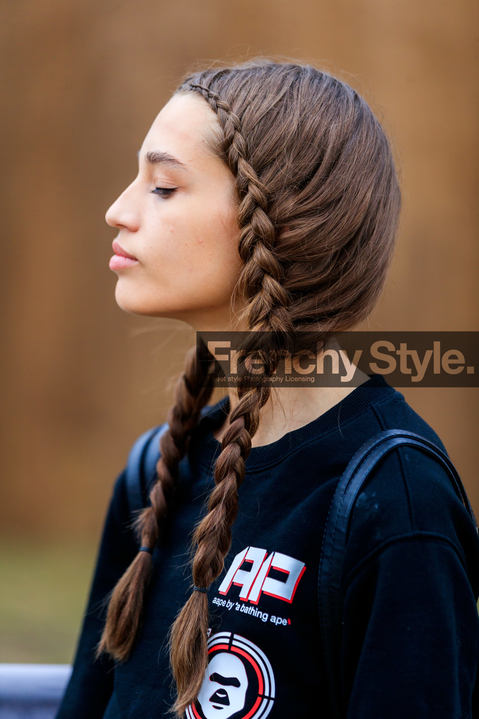 model, plaited hair, hair details, black sweatshirt, letter printed sweatshirt, fashion week, frenchystyle, FW, jonathan paciullo, street style, SPRING SUMMER 2020, SS 20, PFW, PARIS, vertical, atmosphere details, detail