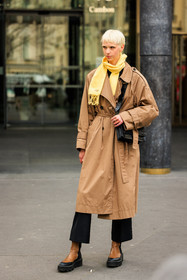 short hair, white hair, yellow scarf, classic trench, camel trench, black handbag, leather handbag, black pants, ganni boots, brown boots, model, fashion week, frenchystyle, FW, jonathan paciullo, street style, AUTUMN WINTER 2022-2023, FALL WINTER 2022_2023, FW 22-23, PFW, PARIS, vertical, full length