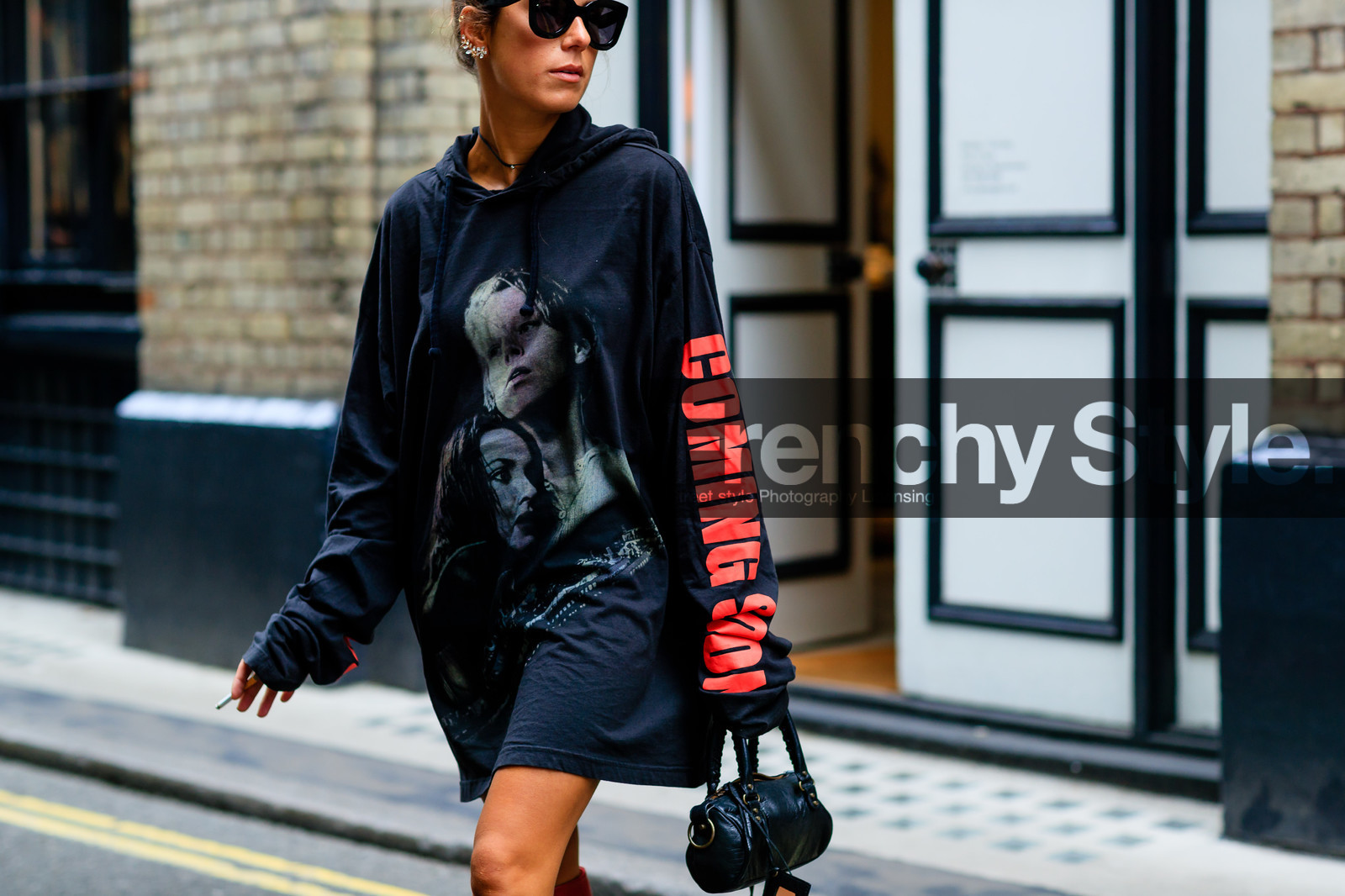 atmosphere details, black bag, black sweater, detail, earrings, fashion week, frenchystyle, FW, hoodie, horizontal, jonathan paciullo, leather bag, LFW, LONDON, printed sweater, SPRING SUMMER 2017, SS 17, street style, sunglasses, sweater dress, vêtements, woman