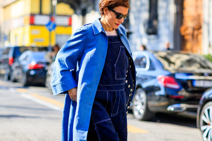 atmosphere details, AUTUMN WINTER 2017-2018, AW 17-18, blue denim, blue jacket, blue overall, denim overall, detail, FALL WINTER 2017-2018, fashion week, frenchystyle, FW, FW 17-18, horizontal, jeans, jonathan paciullo, MFW, MILAN, street style, sunglasses, trousers