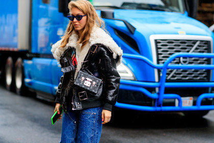 jessica minkoff, eyecat sunglasses, mirror sunglasses, black polish coat, vinyl coat, white coat, fur collar coat, fur coat, black leather bag, box bag, monogrammed bag, louis vuitton bag, crossbody bag, striped strap bag, blue jeans, denim, blue sunglasses, black bombers, fashion week, frenchystyle, FW, jonathan paciullo, street style, NYFW, NEW YORK, AUTUMN WINTER 2020-2021, FALL WINTER 2020-2021, FW 20-21, horizontal, atmosphere details, detail