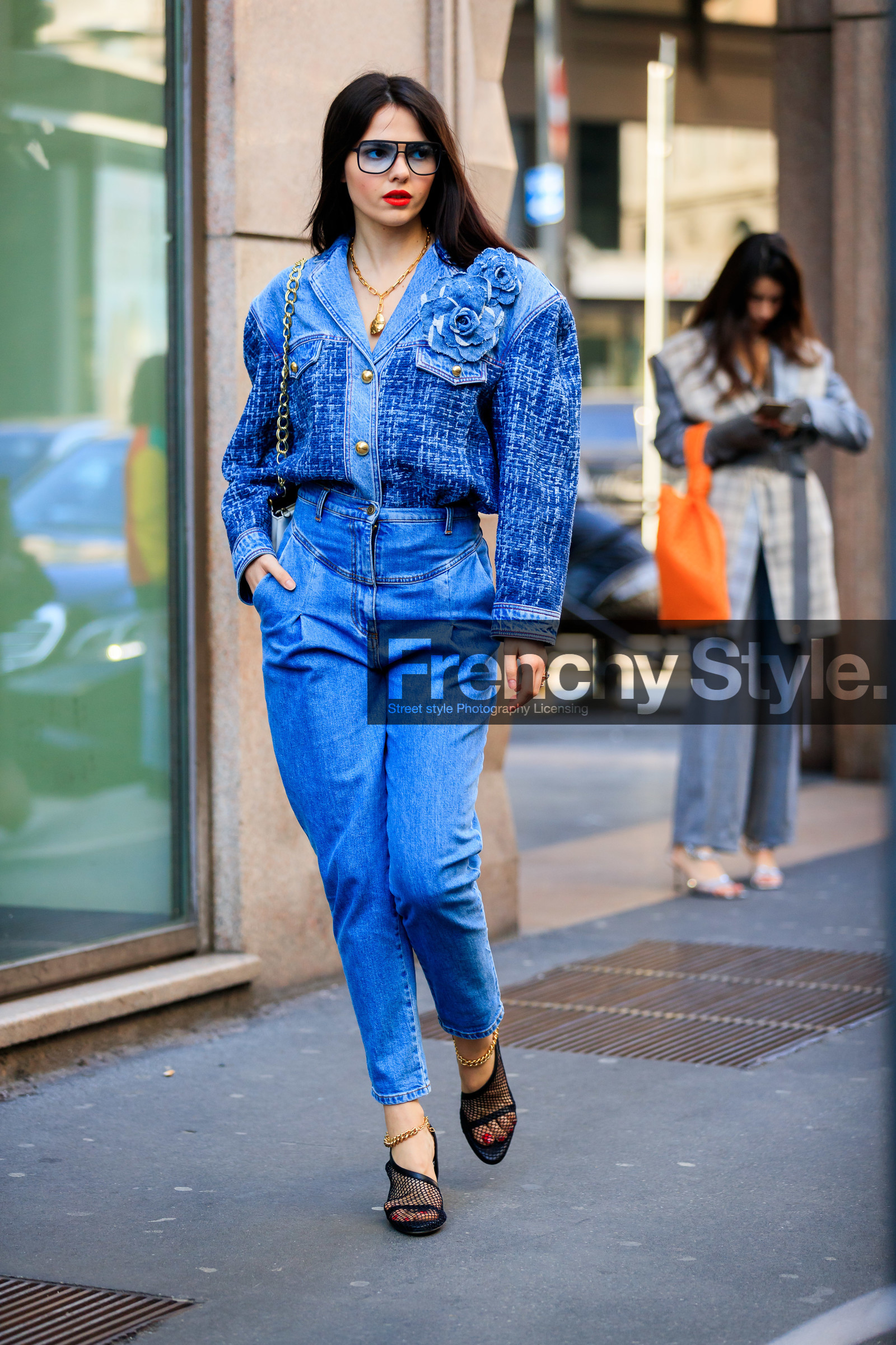doina ciobanu, blue jeans, denim, denim jacket, denim total look, tweed jacket, floral embroidered jacket, high waist jeans, blue jacket, blue sunglasses, aviator sunglasses, red lipstick, golden necklace, big chain necklace, charms necklace, mom jeans, black shoes, fishnet shoes, ankle bracelet, bottega veneta shoes, fashion week, frenchystyle, FW, jonathan paciullo, street style, MFW, MILAN, AUTUMN WINTER 2020-2021, FALL WINTER 2020-2021, FW 20-21, vertical, full length