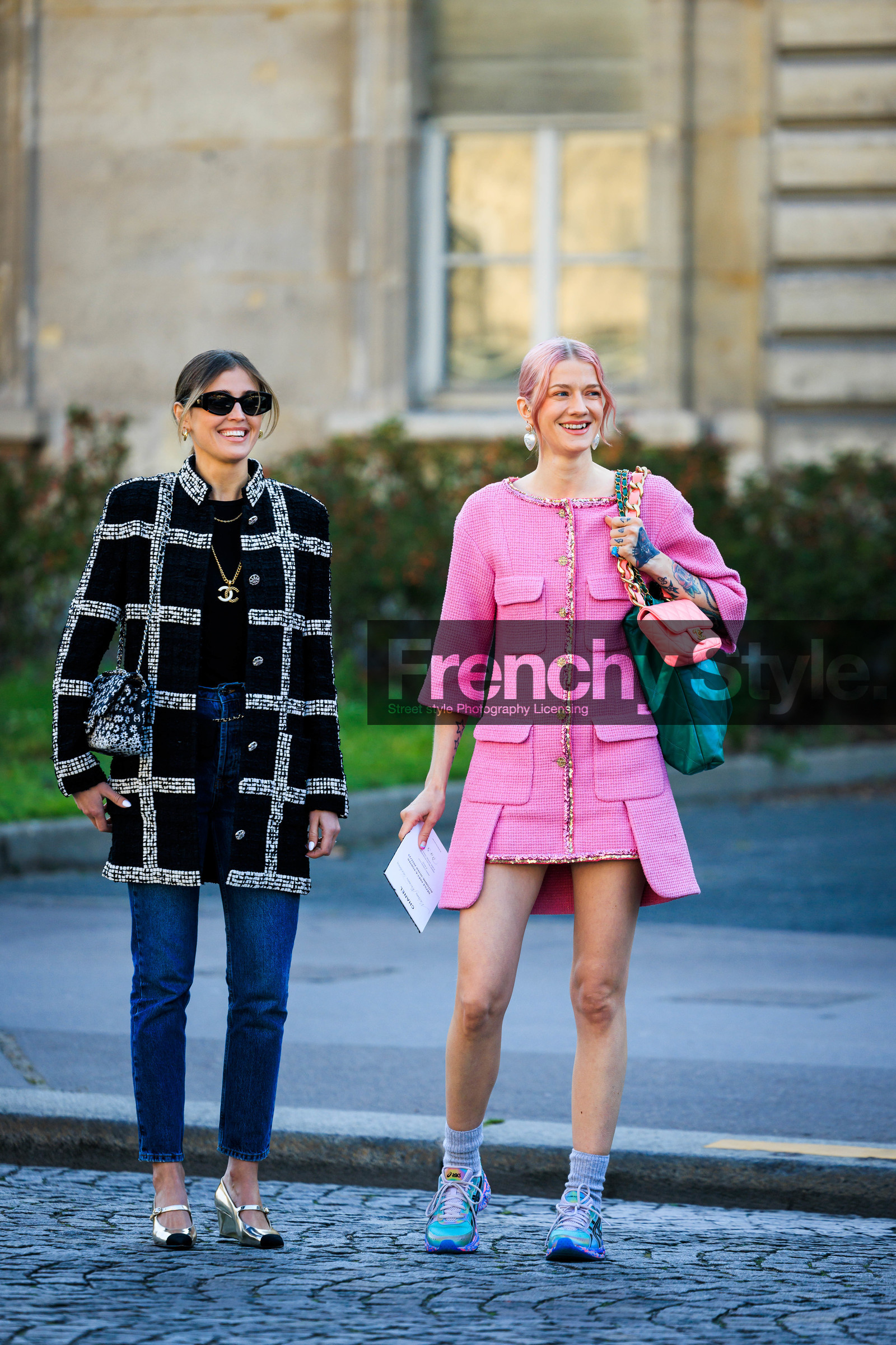 pink hair, pink dress, mini dress, tweed dress, chanel bag, green bag, pink bag, blue sneakers, black sunglasses, tweed jacket, black jacket, chanel, chanel necklace, chanel handbag, skinny jeans, chanel slingback, golden slingback, street style, jonathan paciullo, FW, frenchystyle, fashion week, AUTUMN WINTER 2022-2023, FALL WINTER 2022_2023, FW 22-23, PFW, PARIS, full length, vertical, chanel dress