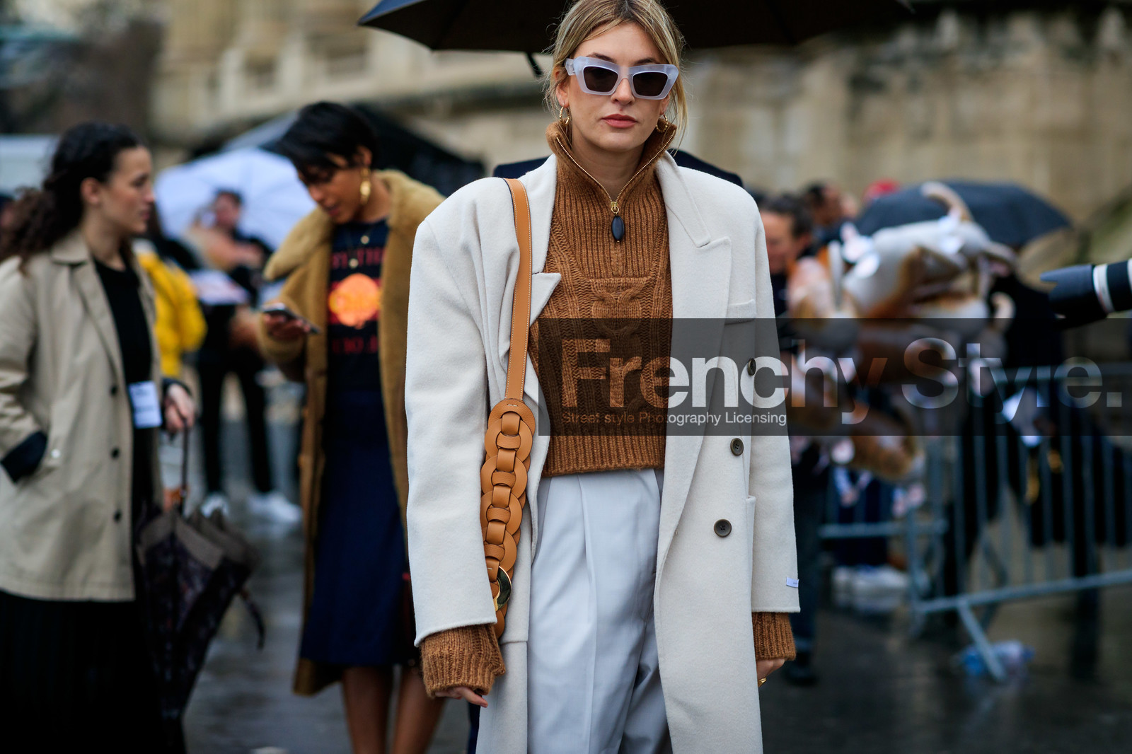 camille charriere, white coat, white sunglasses, camel pullover, camel leather bag, shoulder bag, zipped pullover, turtleneck pullover, loewe sunglasses, sheer sunglasses, bag detail, close up detail, fashion week, frenchystyle, FW, jonathan paciullo, street style, PFW, PARIS, AUTUMN WINTER 2020-2021, FALL WINTER 2020-2021, FW 20-21, horizontal, detail, atmosphere details