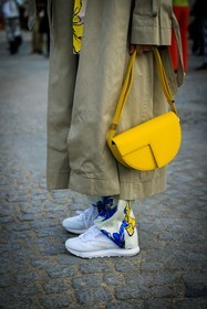 moon bag, yellos bag, details, beige trench, white sneakers, crossbody bag, fashion week, frenchystyle, FW, jonathan paciullo, street style, AUTUMN WINTER 2022-2023, FALL WINTER 2022_2023, FW 22-23, PFW, PARIS, vertical, detail