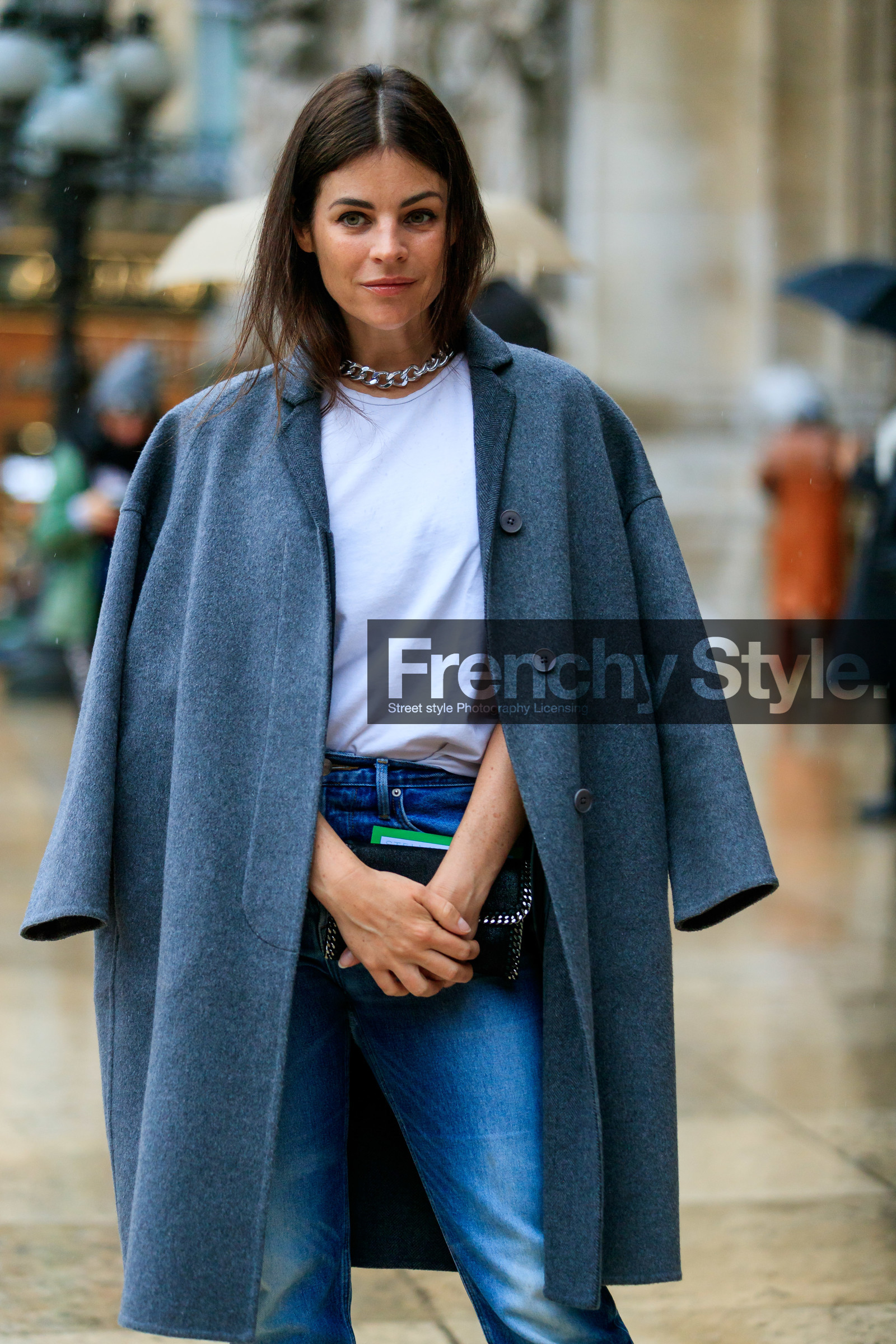 julia restoin roitfeld, julia restoin roitfield, grey coat, white t-shirt, blue jeans, black leather clutch, silvered necklace, big chain necklace, stella mccartney bag, fashion week, frenchystyle, FW, jonathan paciullo, street style, PFW, PARIS, vertical, atmosphere details, detail