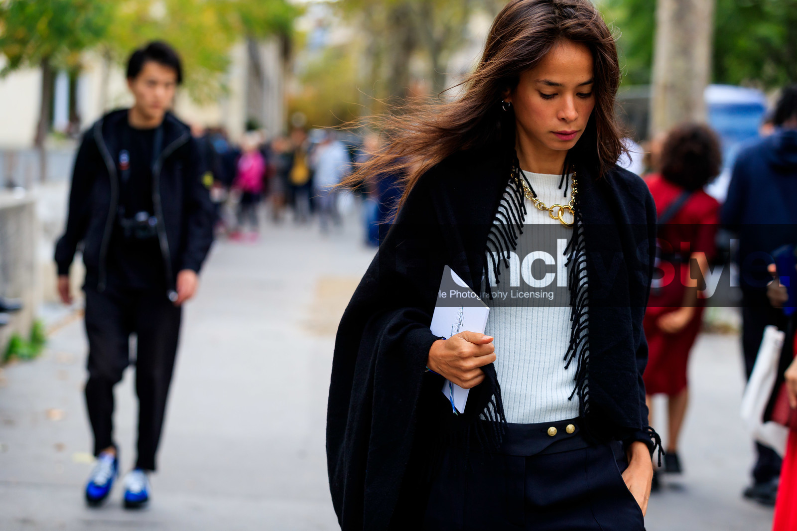 black scarf, woolen scarf, fringe scarf, white pullover, tight pullover, golden necklace, big chain necklace, fashion week, frenchystyle, FW, jonathan paciullo, street style, SPRING SUMMER 2020, SS 20, PFW, PARIS, horizontal, detail