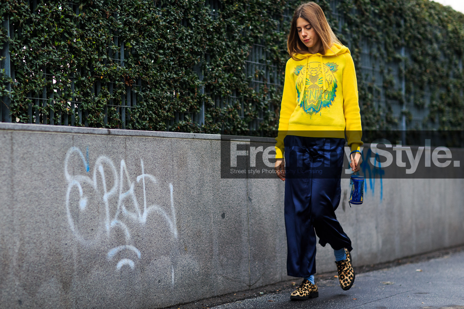 animal print, atmosphere details, AUTUMN WINTER 2016-2017, AW 16-17, blue bag, blue pants, brown loafers, detail, FALL WINTER 2016-2017, fashion week, frenchystyle, fun bag, FW, FW 16-17, hoodie, horizontal, jonathan paciullo, kenzo, leopard print, LFW, loafers, LONDON, MENSWEAR, navy pants, printed sweater, silk pants, street style, trousers, yellow sweater