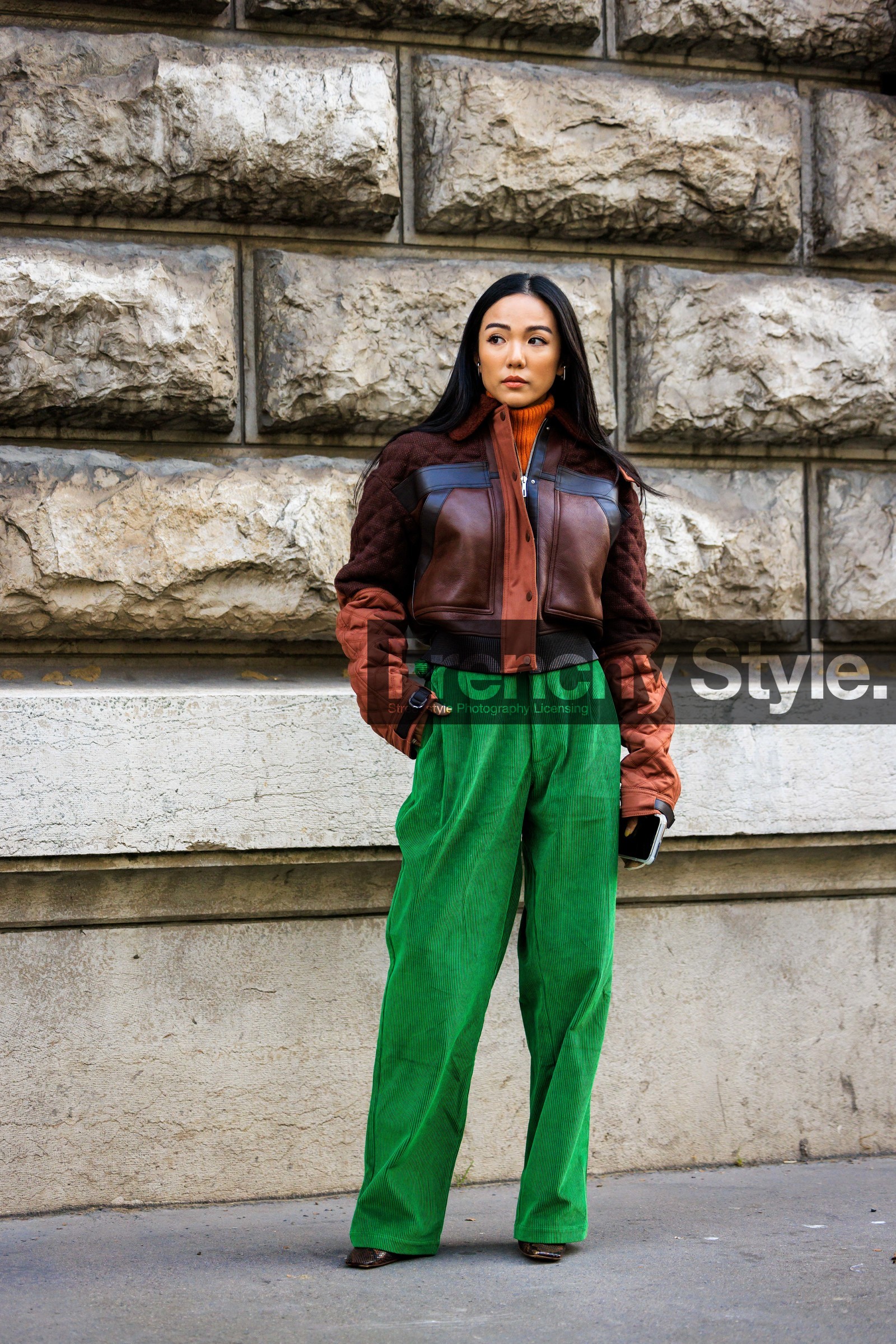 bomber jacket, brown jacket, leather jacket, green pants, baggy pants, short jacket, orange turtle neck, yoyo cao, street style, jonathan paciullo, FW, frenchystyle, fashion week, AUTUMN WINTER 2022-2023, FALL WINTER 2022_2023, FW 22-23, PFW, PARIS, full length, vertical, corduroy trousers