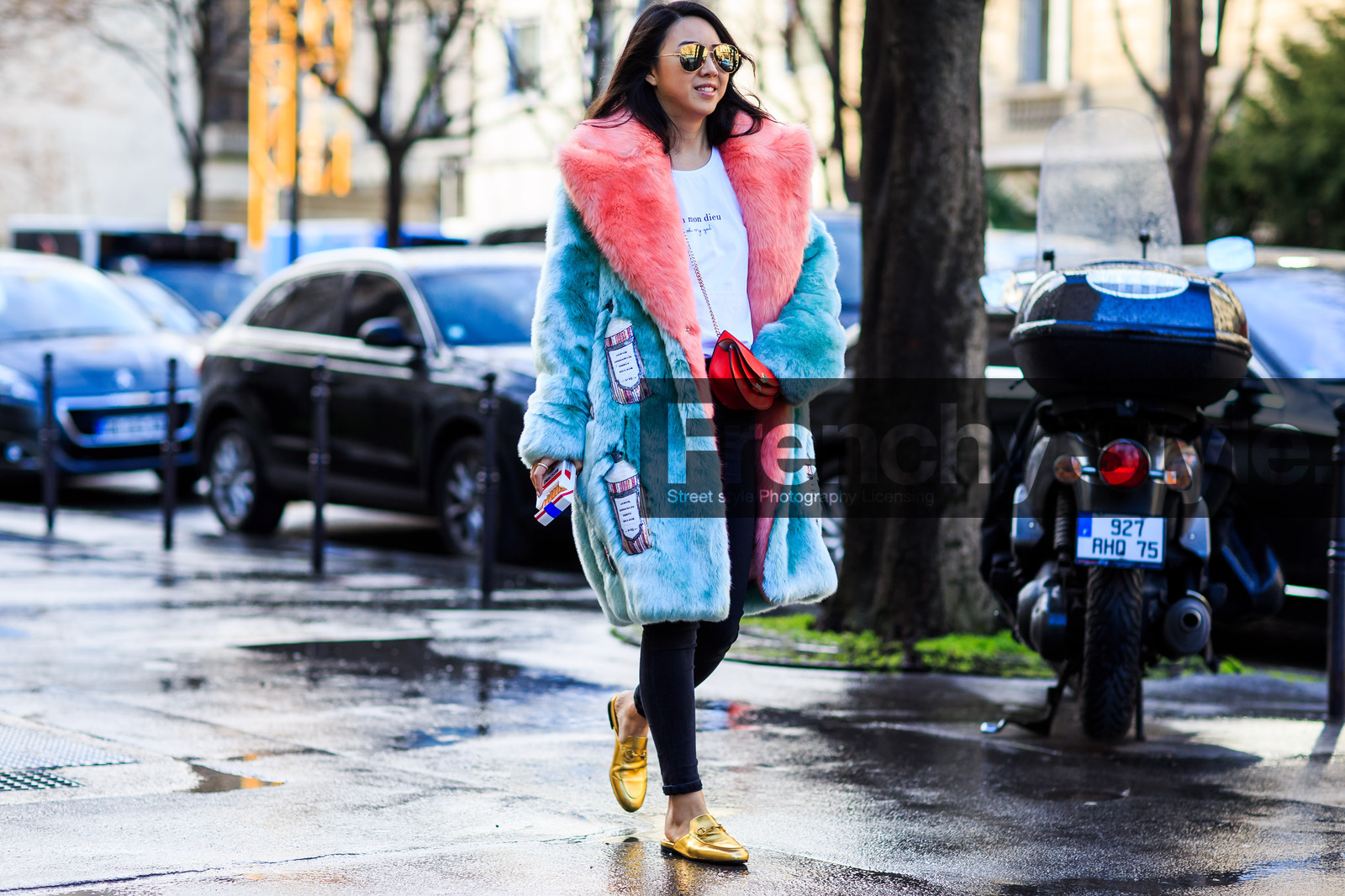 atmosphere details, AUTUMN WINTER 2016-2017, aviator sunglasses, AW 16-17, black leggings, blue coat, blue fur, chloe, FALL WINTER 2016-2017, fashion week, frenchystyle, full length, fur coat, FW, FW 16-17, golden shoes, gucci, horizontal, jonathan paciullo, leather bag, loafers, mini bag, mocassins, PARIS, PFW, pink fur, red bag, red fur, shiny shoes, shiny slippers, street style, sunglasses, trousers, white t shirt, yuwei zhangzou