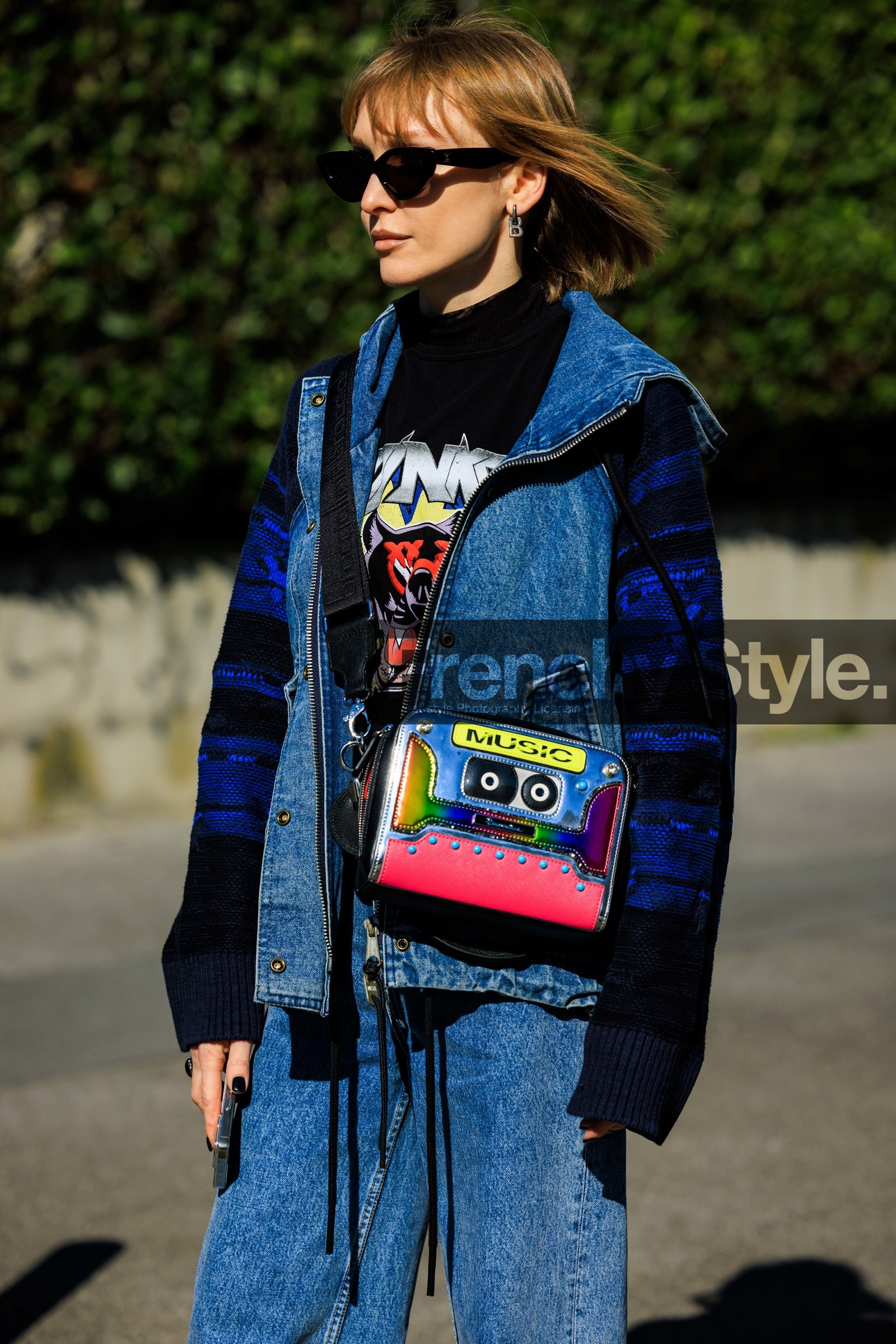 denim full look, cassette bag, crossbody bag, printed crossbody, printed pullover, black sunglasses, 80S look, fashion week, frenchystyle, FW, jonathan paciullo, street style, MFW, MILAN, AUTUMN WINTER 2022-2023, FALL WINTER 2022_2023, FW 22-23, vertical, atmosphere details
