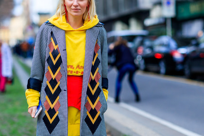atmosphere details, AUTUMN WINTER 2017-2018, AW 17-18, checked coat, detail, earrings, FALL WINTER 2017-2018, fashion week, frenchystyle, FW, FW 17-18, geometric, gingham, graphic coat, graphic dress, graphic jacket, hoodie, horizontal, jonathan paciullo, MFW, MILAN, plaid, printed coat, printed dress, printed jacket, street style, sweater dress, yellow dress, yellow sweater