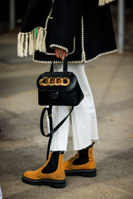 black and white wool scarf, white straigh cut pants, suede camel bottine, jw anderson black chain bag, fashion week, frenchystyle, FW, jonathan paciullo, street style, NYFW, NEW YORK, AUTUMN WINTER 2022-2023, FALL WINTER 2022_2023, FW 22-23, vertical, atmosphere details
