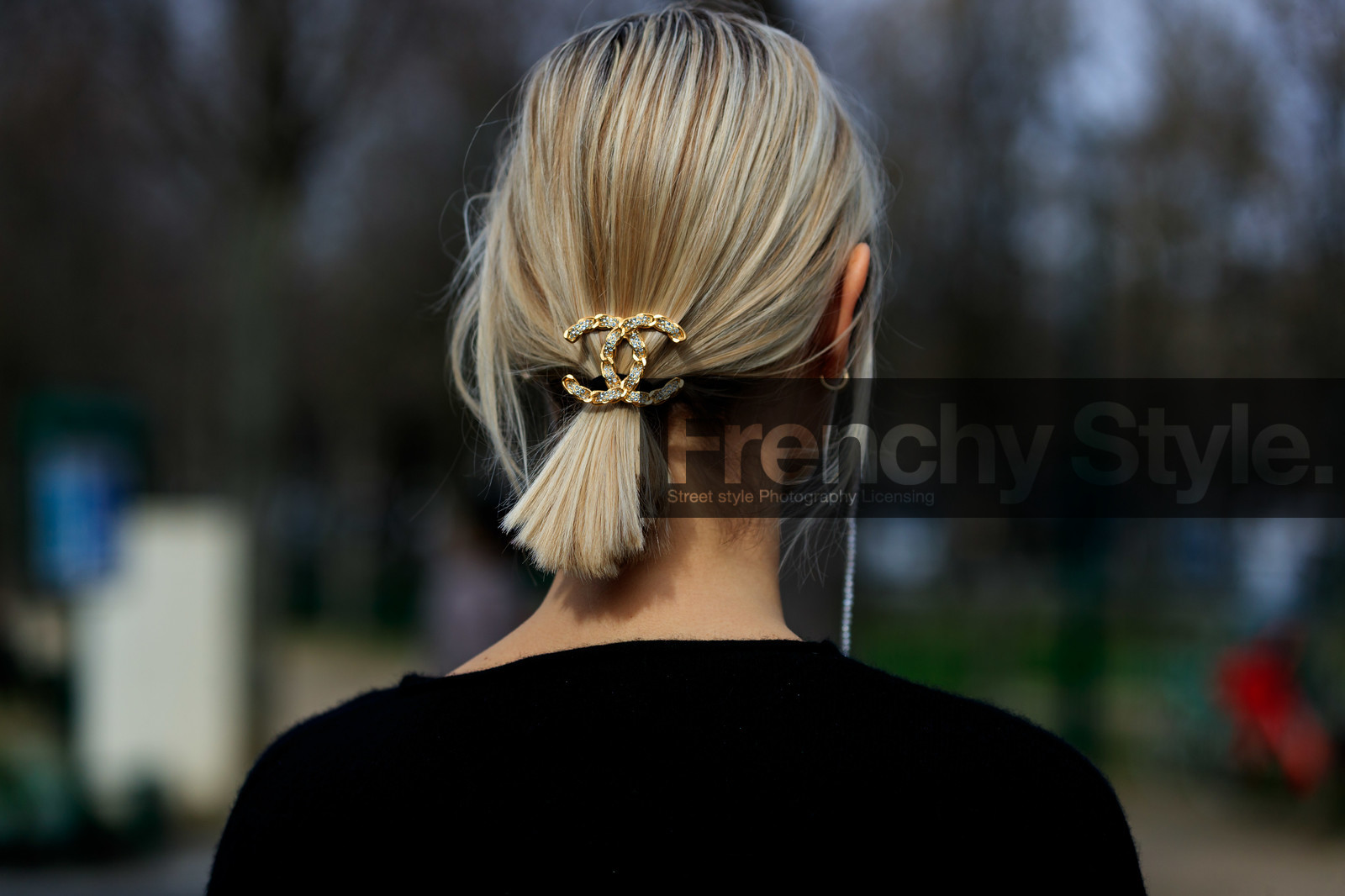 linda tol, golden hair clip, strassed hair clip, logo hair clip, close up detail, hair details, hair clip, chanel hair clip, fashion week, frenchystyle, FW, jonathan paciullo, street style, PFW, PARIS, horizontal, atmosphere details, detail
