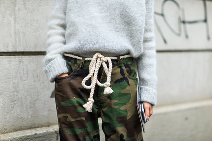 atmosphere details, AUTUMN WINTER 2016-2017, AW 16-17, camo pants, camouflage, detail, FALL WINTER 2016-2017, fashion week, frenchystyle, FW, FW 16-17, green pants, grey sweater, horizontal, jonathan paciullo, kaki pants, LFW, LONDON, MENSWEAR, military pants, rope belt, street style, trousers, yoyo cao