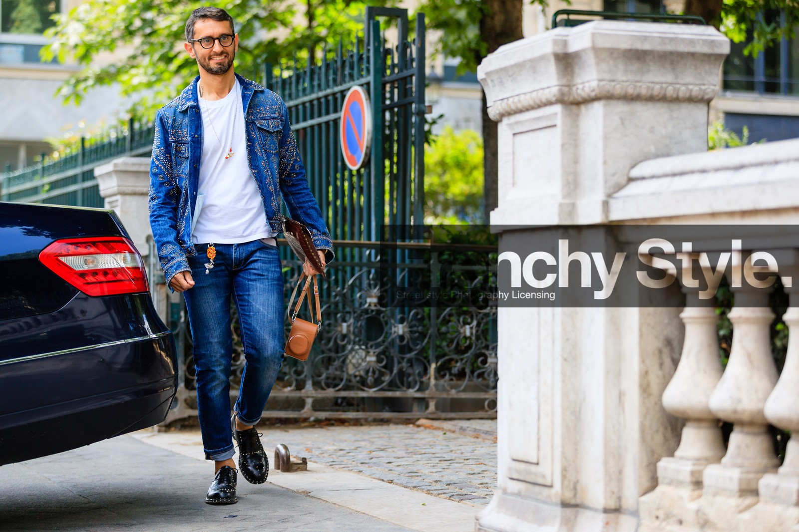 atmosphere details, AUTUMN WINTER 2016-2017, AW 16-17, black loafers, blue denim, bordeaux, burgundy, camel bag, camera, denim jacket, denim pants, FALL WINTER 2016-2017, fashion week, frenchystyle, full length, FW, FW 16-17, HAUTE COUTURE, horizontal, jeans, jonathan paciullo, leather bag, leather clutch, leather shoes, MENSWEAR, PARIS, PFW, red clutch, street style, studded bag, studs, trousers, valentino, white t shirt