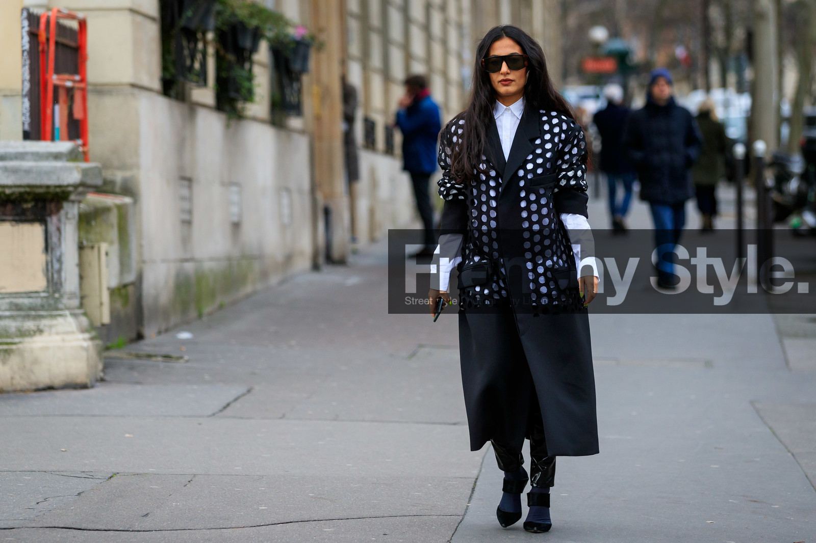 nausheen shah, scale sunglasses, geometric shape glasses, big sunglasses, white shirt, black jacket, black coat, openwork coat, openwork jacket, long jacket, black suede shoes, sharp end shoes, short sleeves coat, short sleeves jacket, fashion week, frenchystyle, FW, jonathan paciullo, street style, PFW, PARIS, AUTUMN WINTER 2020-2021, FALL WINTER 2020-2021, FW 20-21, horizontal, full length, atmosphere details