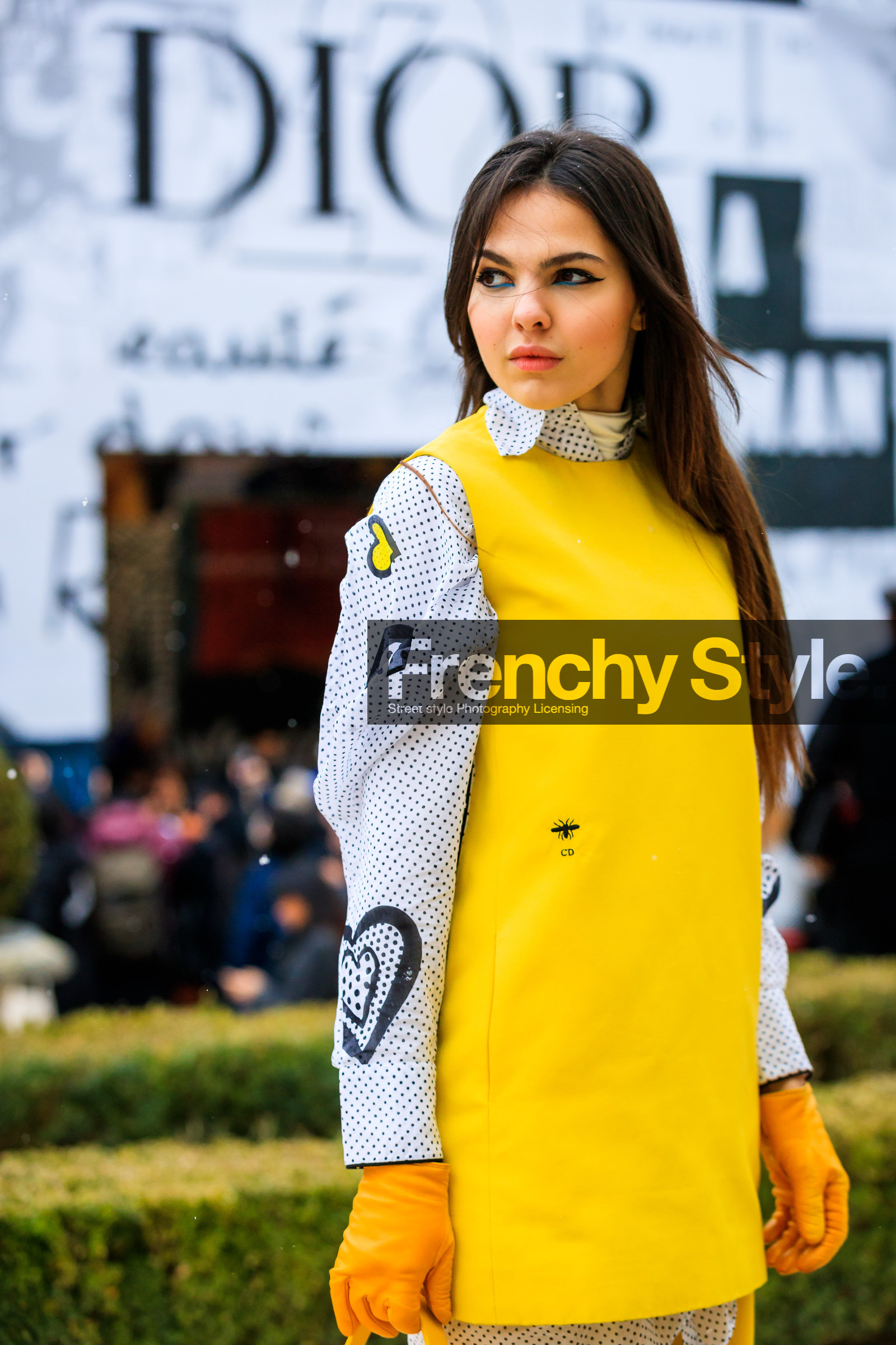 christian dior, graphic shirt, leather gloves, printed shirt, striped shirt, yellow dress, yellow gloves, street style, jonathan paciullo, FW, frenchystyle, fashion week, PFW, PARIS, AUTUMN WINTER 2018-2019, FALL WINTER 2018-2019, FW 18-19, vertical, atmosphere details, doina ciobanu