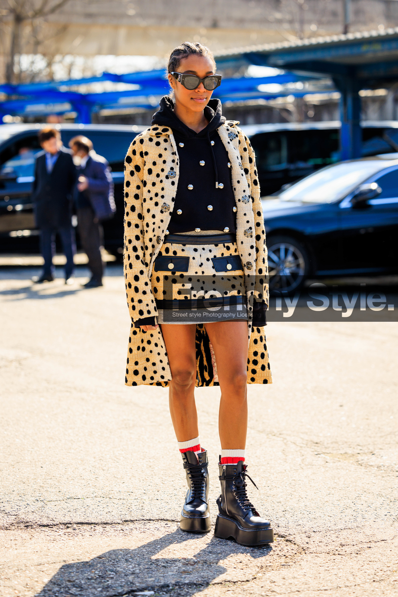 dotted full look, dotts look, black sunglasses, dotts hoodie, black hoodie, mini skirt, polka dots coat, beige coat, beige skirt, combat boots, black boots, school socks, model, fashion week, frenchystyle, FW, jonathan paciullo, street style, vertical, full length