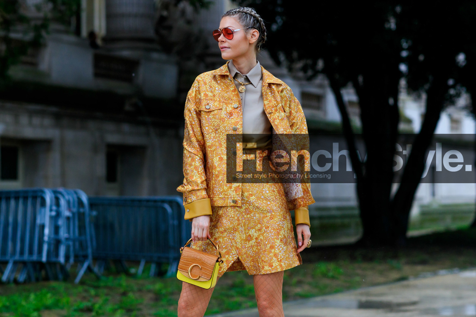 orange jacket, orange skirt, floral printed jacket, floral printed skirt, mini skirt, camel jacket, camel leather bag, camel skirt, beige leather shirt, yellow leather bag, bicolor bag, animal skin bag, hand bag, chloe bag, fishnet tights, sheer tights, golden necklace, charms necklace, aviator sunglasses, red sunglasses, fashion week, frenchystyle, FW, jonathan paciullo, street style, PFW, PARIS, AUTUMN WINTER 2020-2021, FALL WINTER 2020-2021, FW 20-21, horizontal, detail, atmosphere details