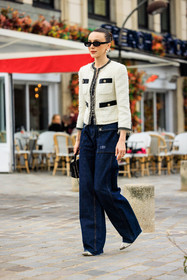 tweed jacket, white jacket, black sunglasses, pocket jeans, baggy jeans, chanel jacker, chanel bag, black bag, white heels, mary leest, street style, jonathan paciullo, FW, frenchystyle, fashion week, AUTUMN WINTER 2022-2023, FALL WINTER 2022_2023, FW 22-23, PFW, PARIS, full length, vertical